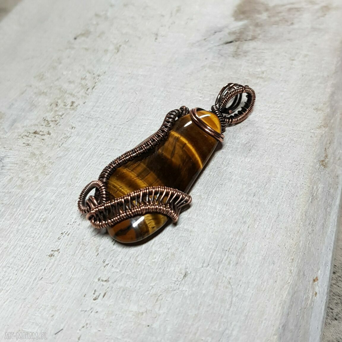 Miedziany wisiorek z tygrysim okiem w technice wire wrapping