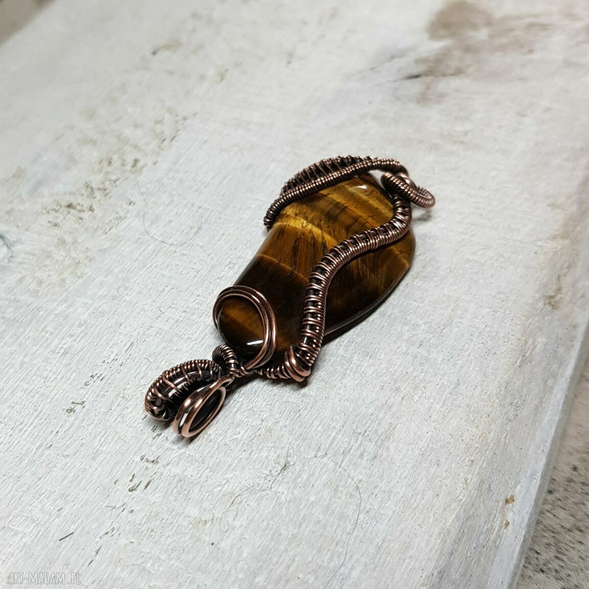 Miedziany wisiorek z tygrysim okiem w technice wire wrapping