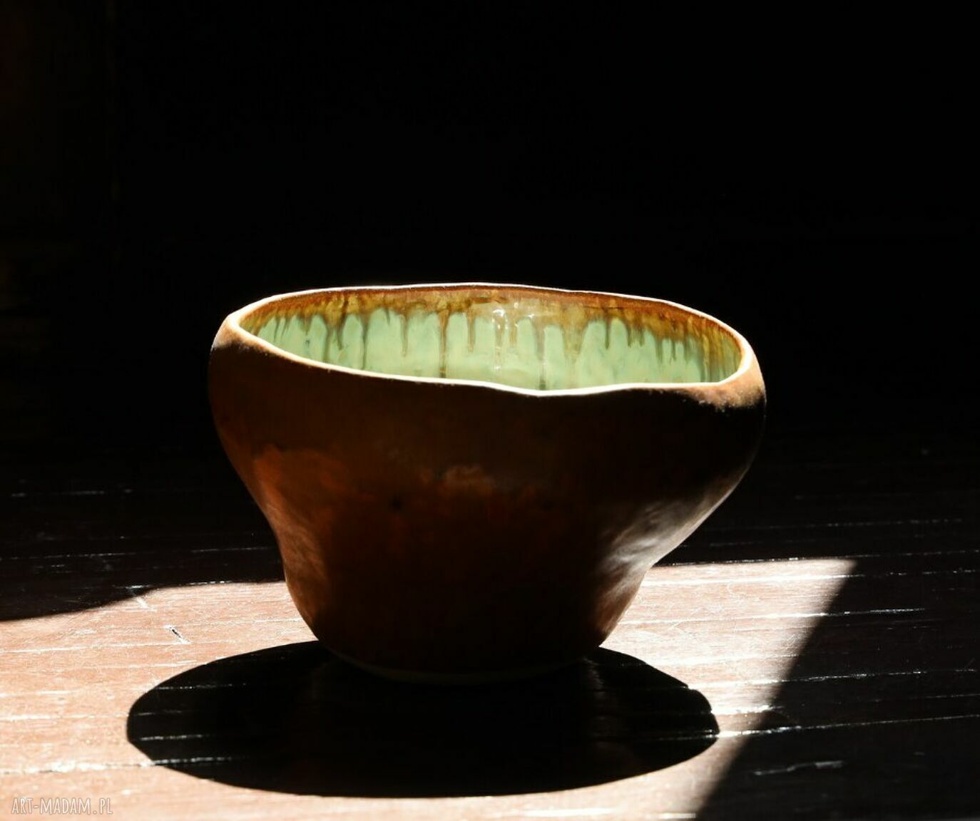 Tykwa w miedzianej kąpieli - wysoka misa ceramiczna i wazon