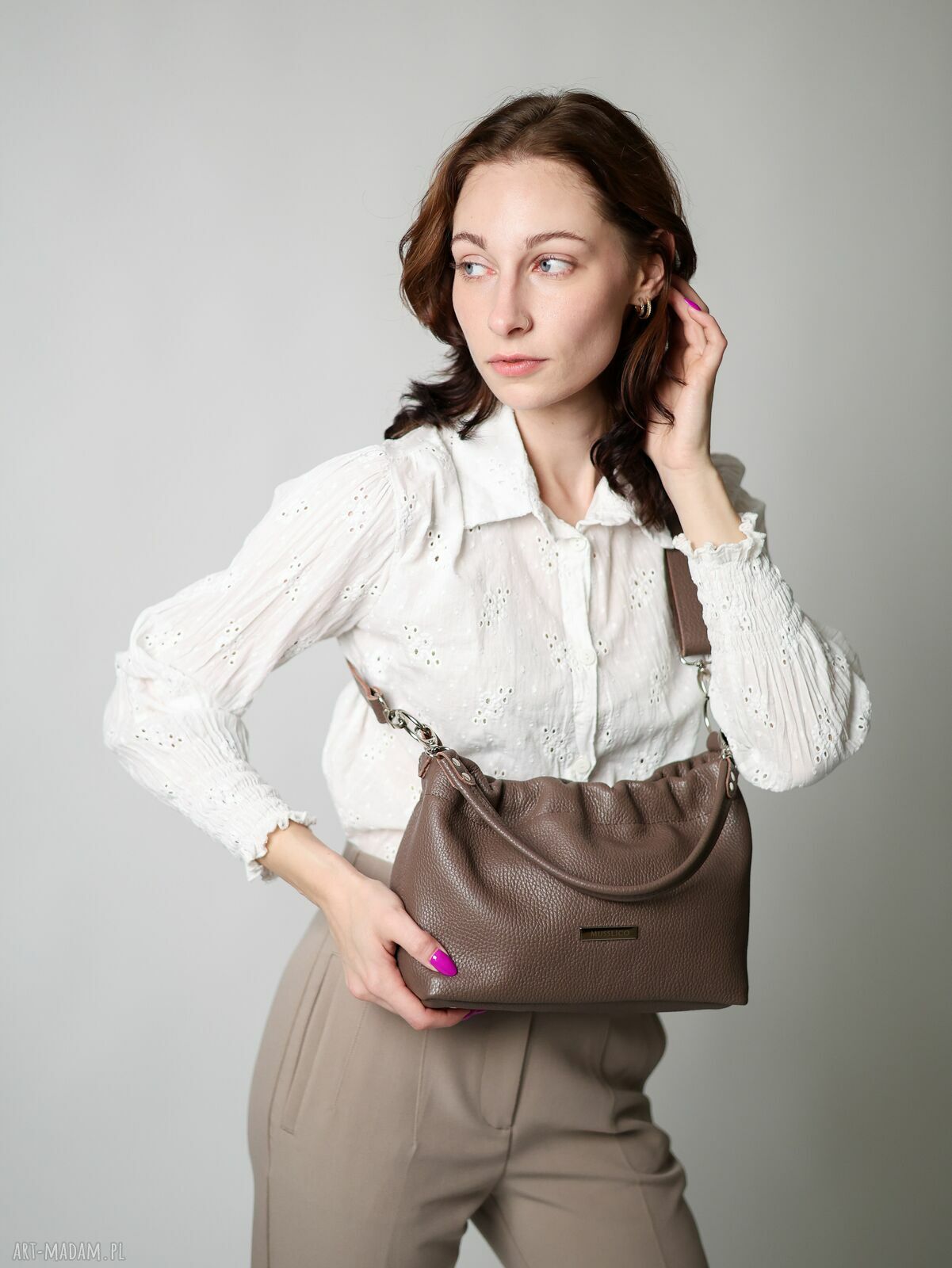 Torebka typu cloud midi z taupe skóry naturalnej na ramię i crossbody