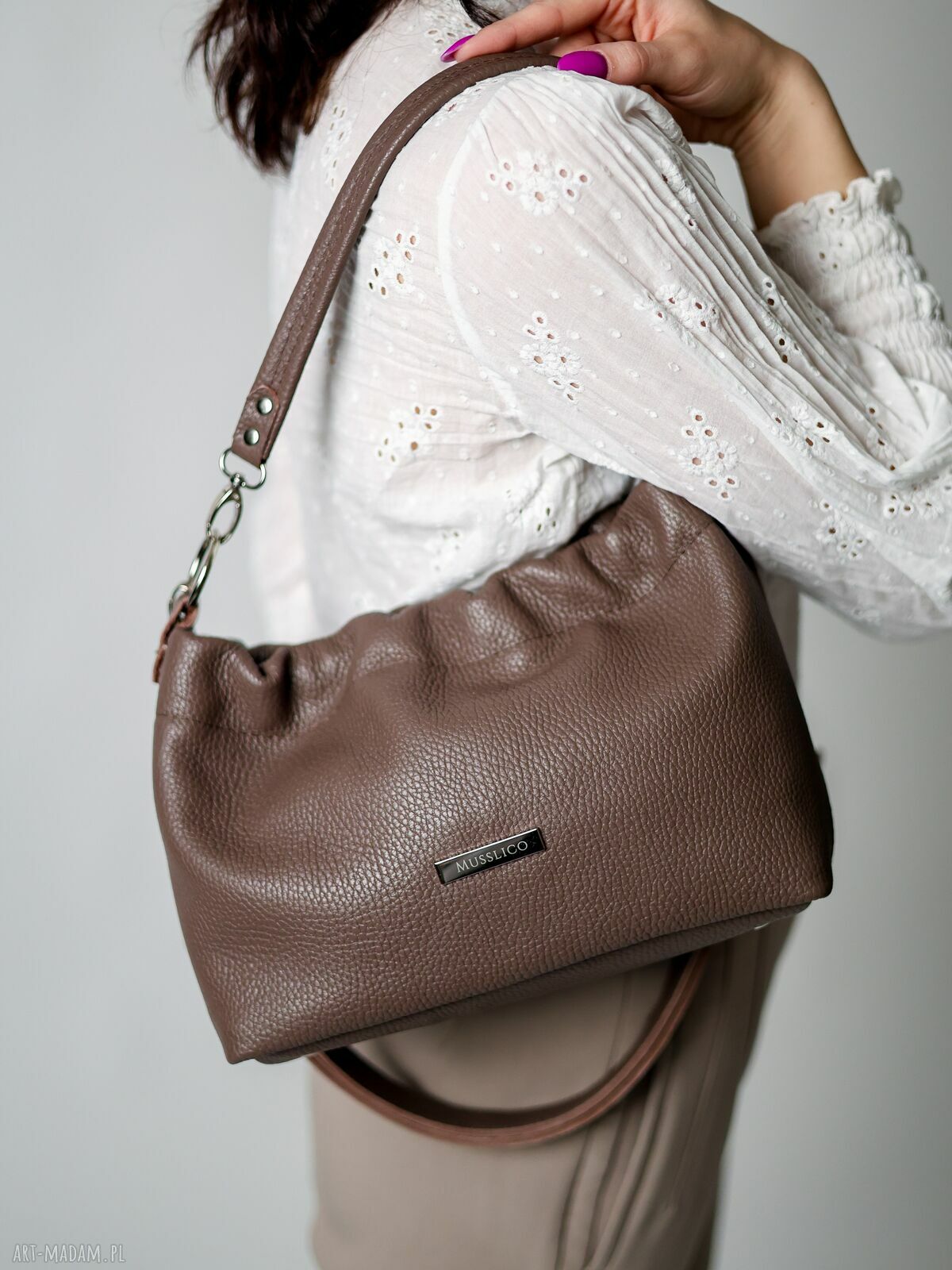 Torebka typu cloud midi z taupe skóry naturalnej na ramię i crossbody