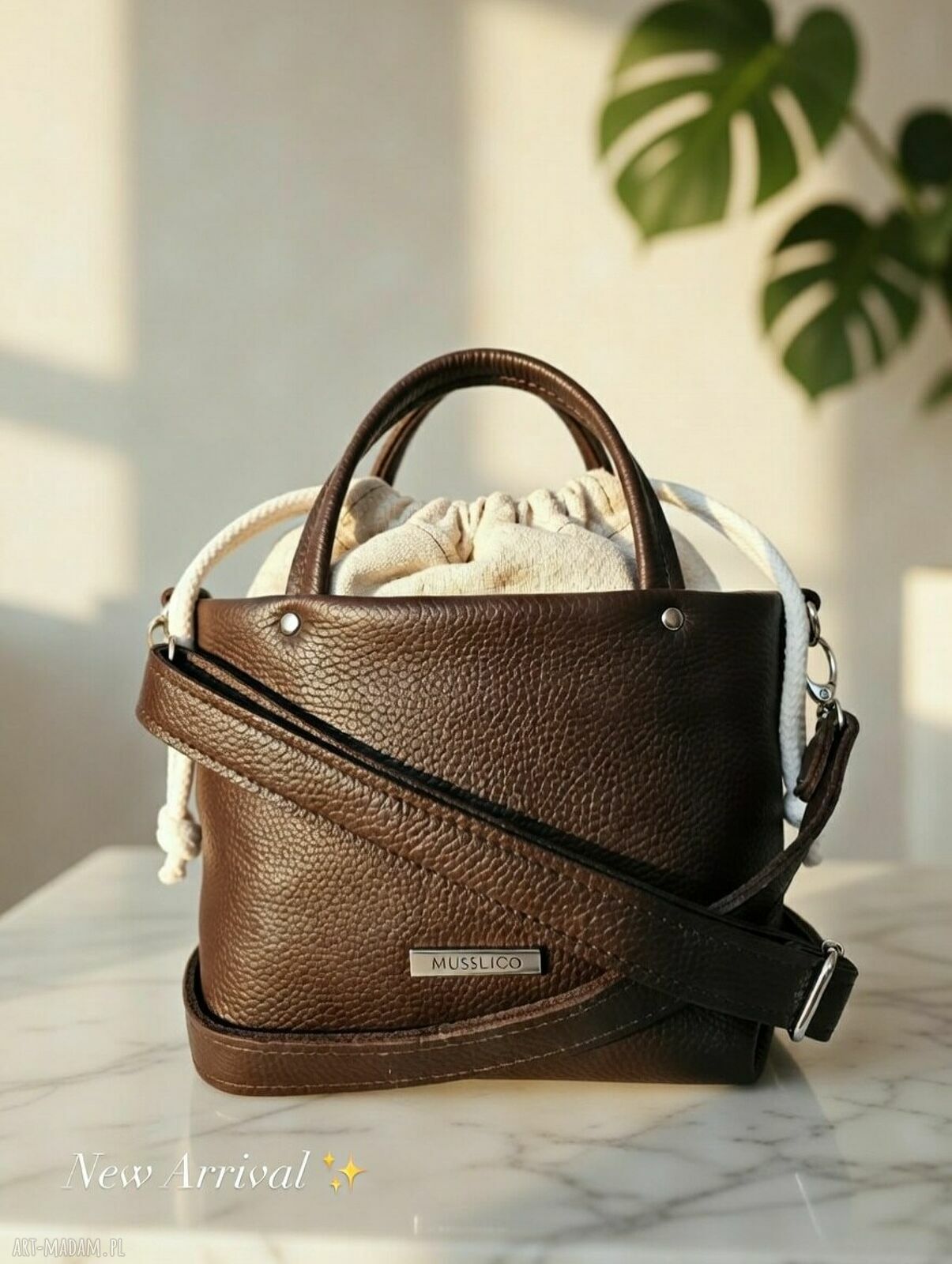 Mini listonoszka typu bucket - skóra naturalna w kolorze gorzkiej czekolady