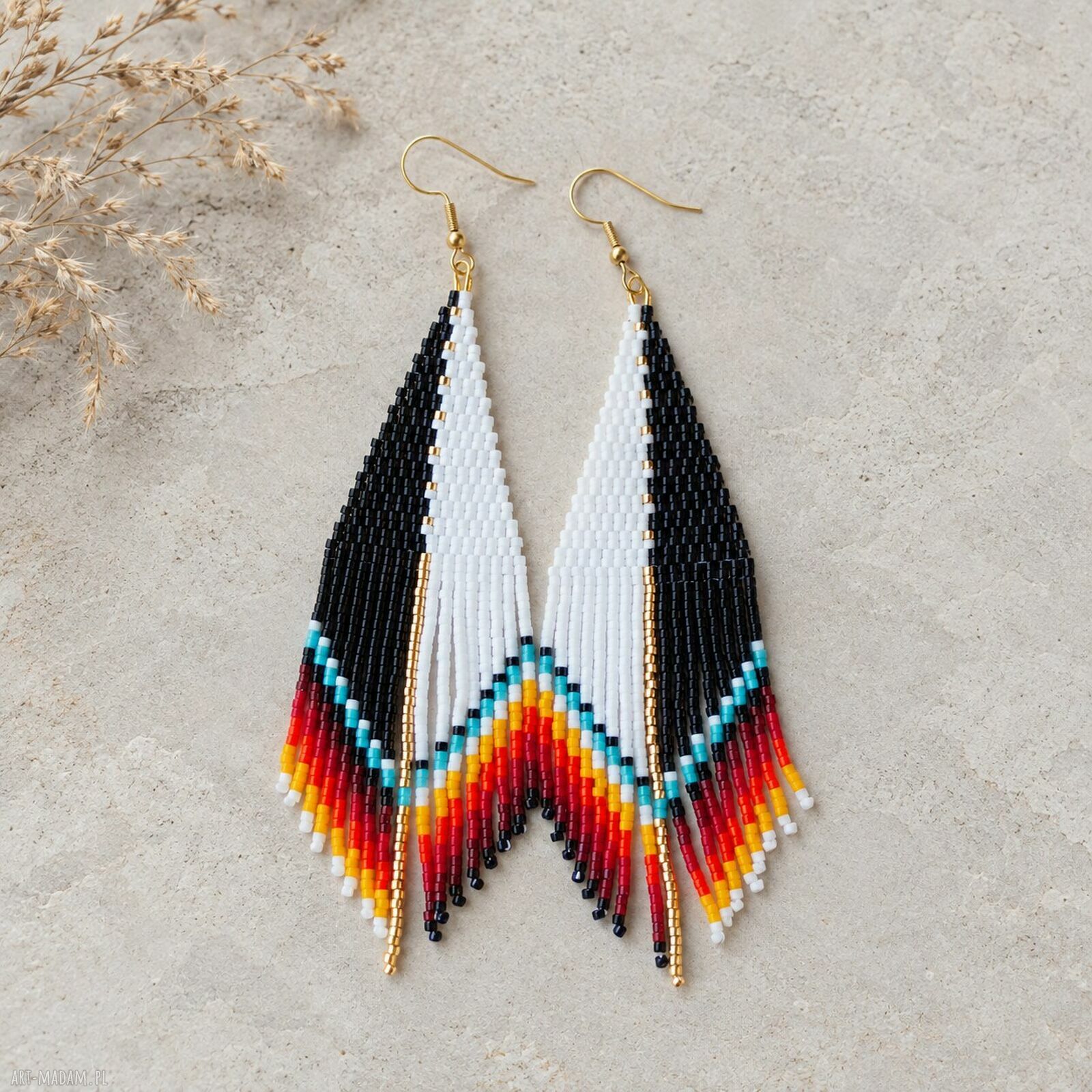 Czarno-białe kolczyki z frędzlami w stylu etno