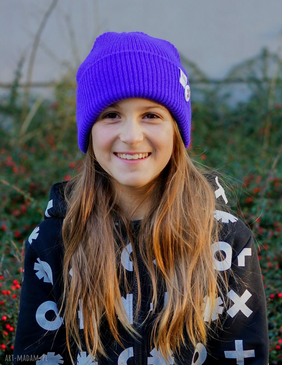 Ultra fioletowa czapka dziecięca typu beanie z kolorowym logo
