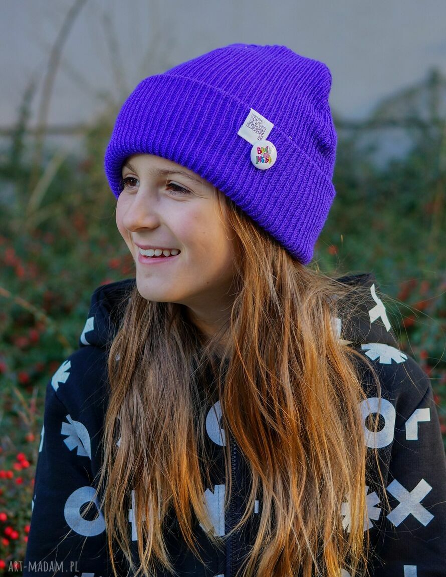 Ultra fioletowa czapka dziecięca typu beanie z kolorowym logo