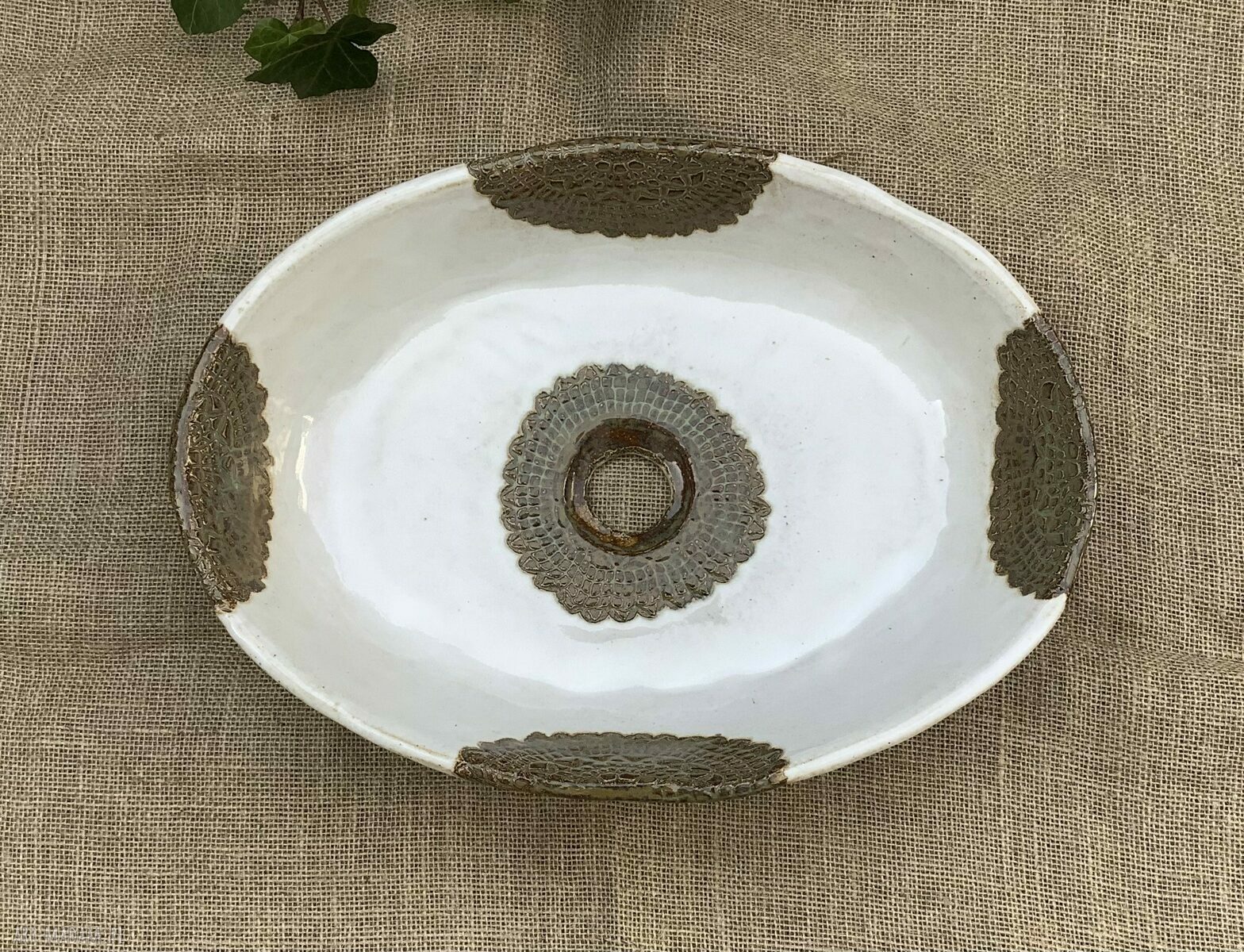Owalna umywalka ceramiczna nablatowa - ręcznie szkliwiona z koronkowymi zdobieniami
