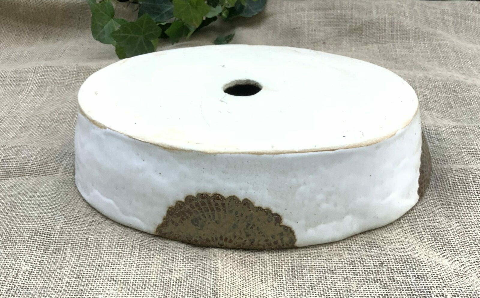 Owalna umywalka ceramiczna nablatowa - ręcznie szkliwiona z koronkowymi zdobieniami
