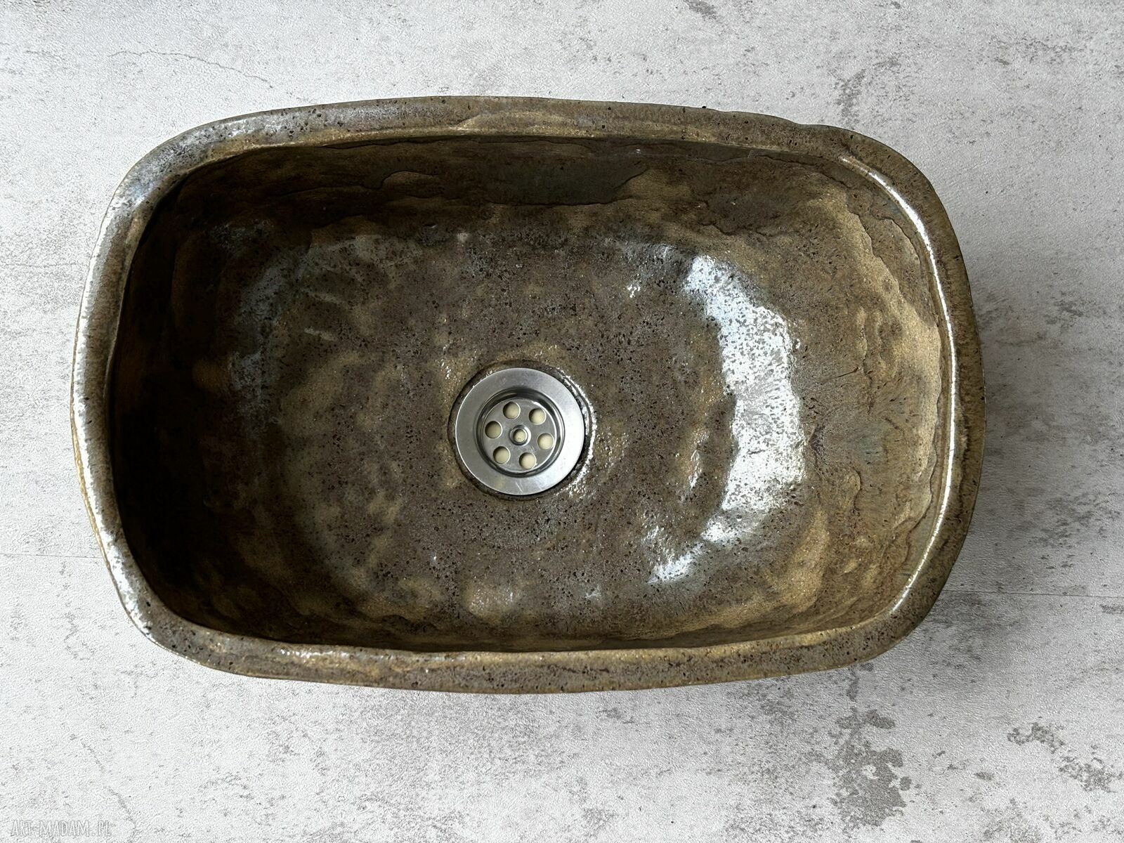 Ręcznie wykonana umywalka ceramiczna w stylu rustykalnym