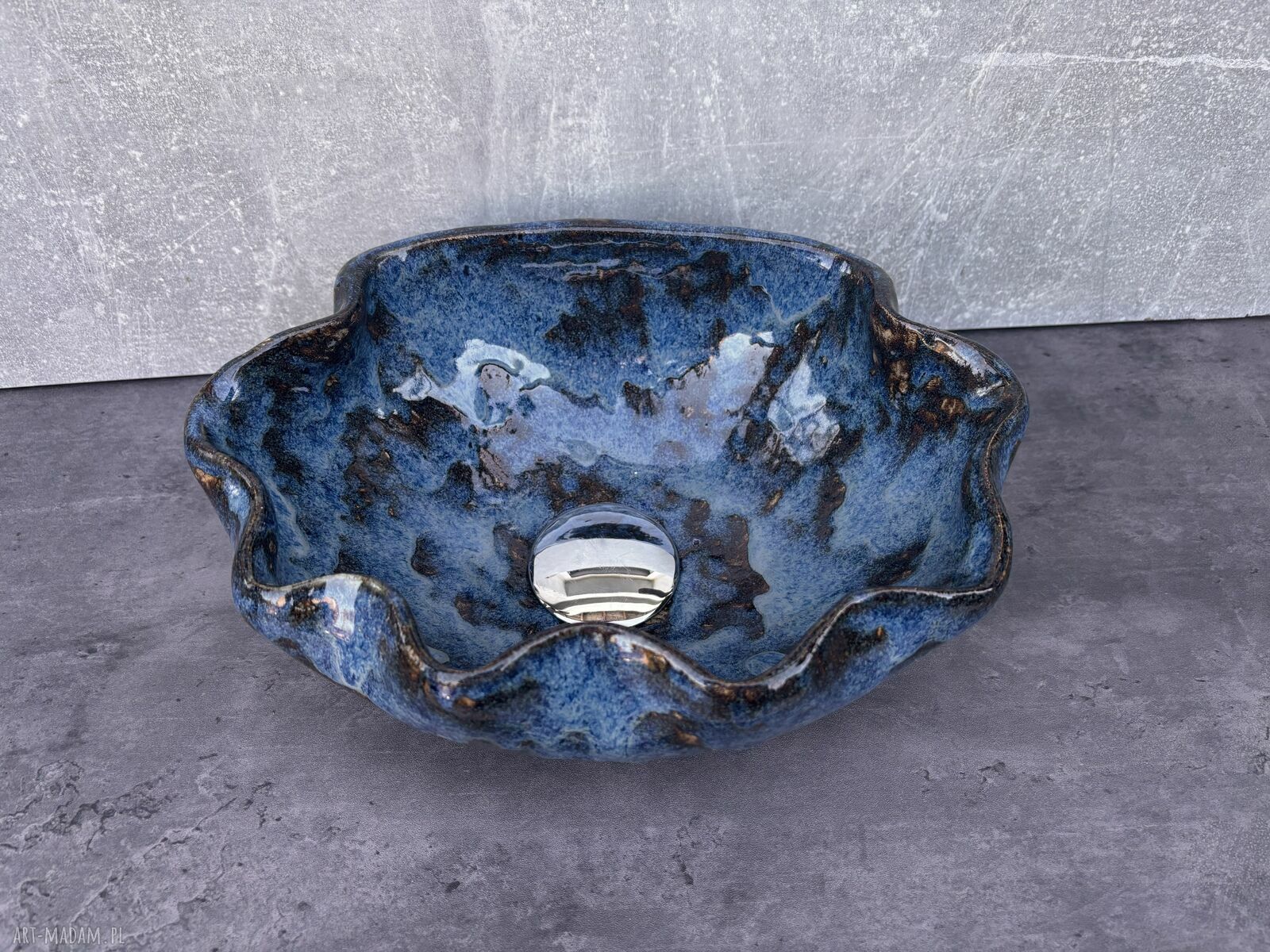 Ręcznie robiona umywalka ceramiczna w kształcie muszelki