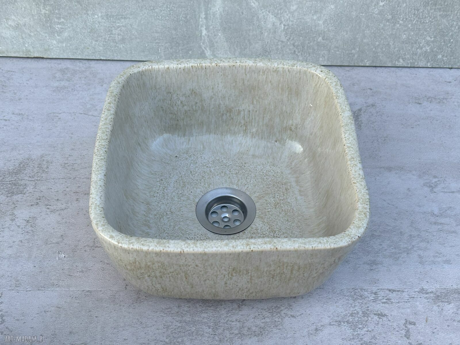 Beżowa umywalka ceramiczna handmade na blat - minimalistyczna z gliny