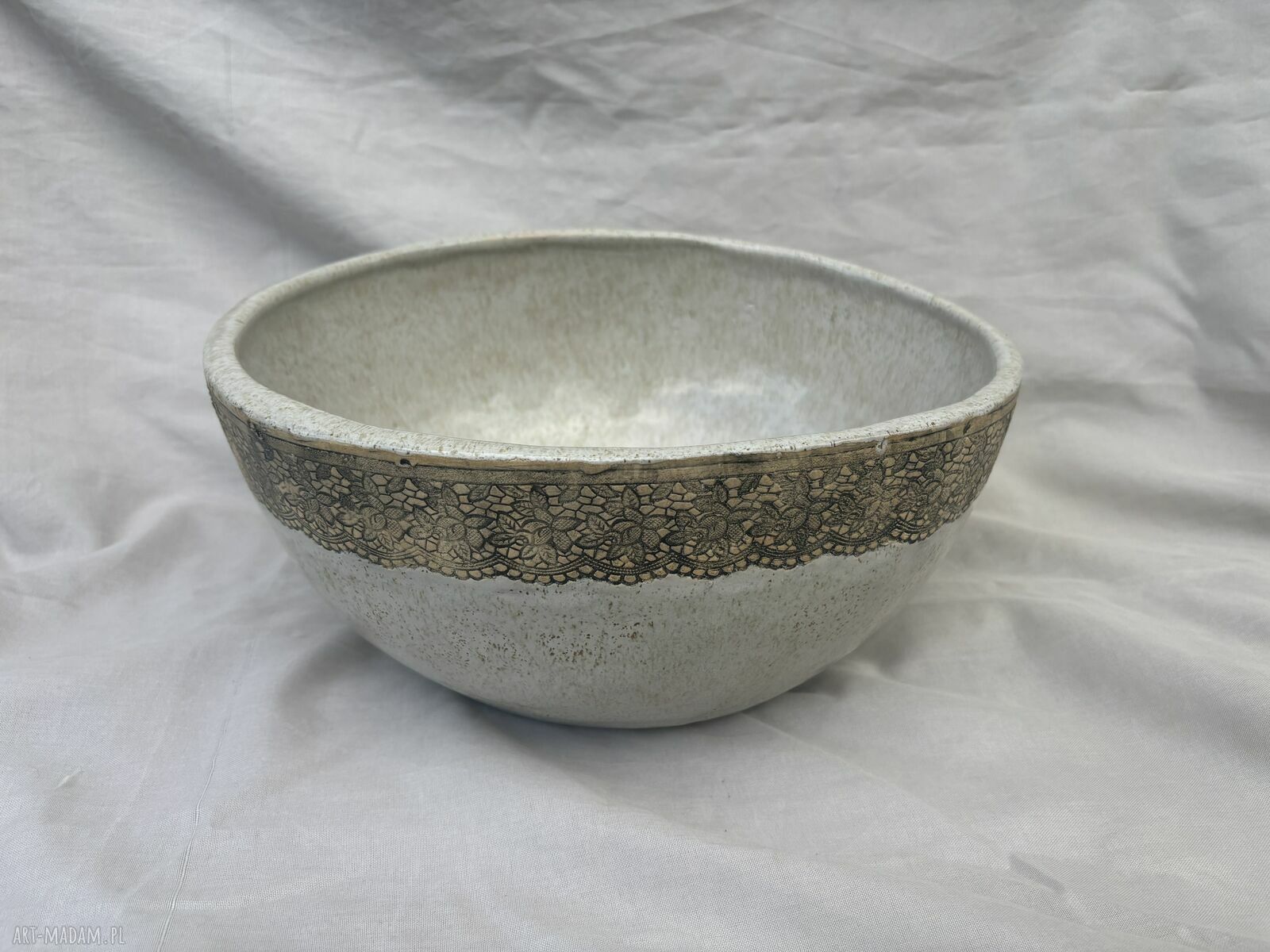 Duża umywalka ceramiczna - beżowa misa z koronką w stylu wiejskim