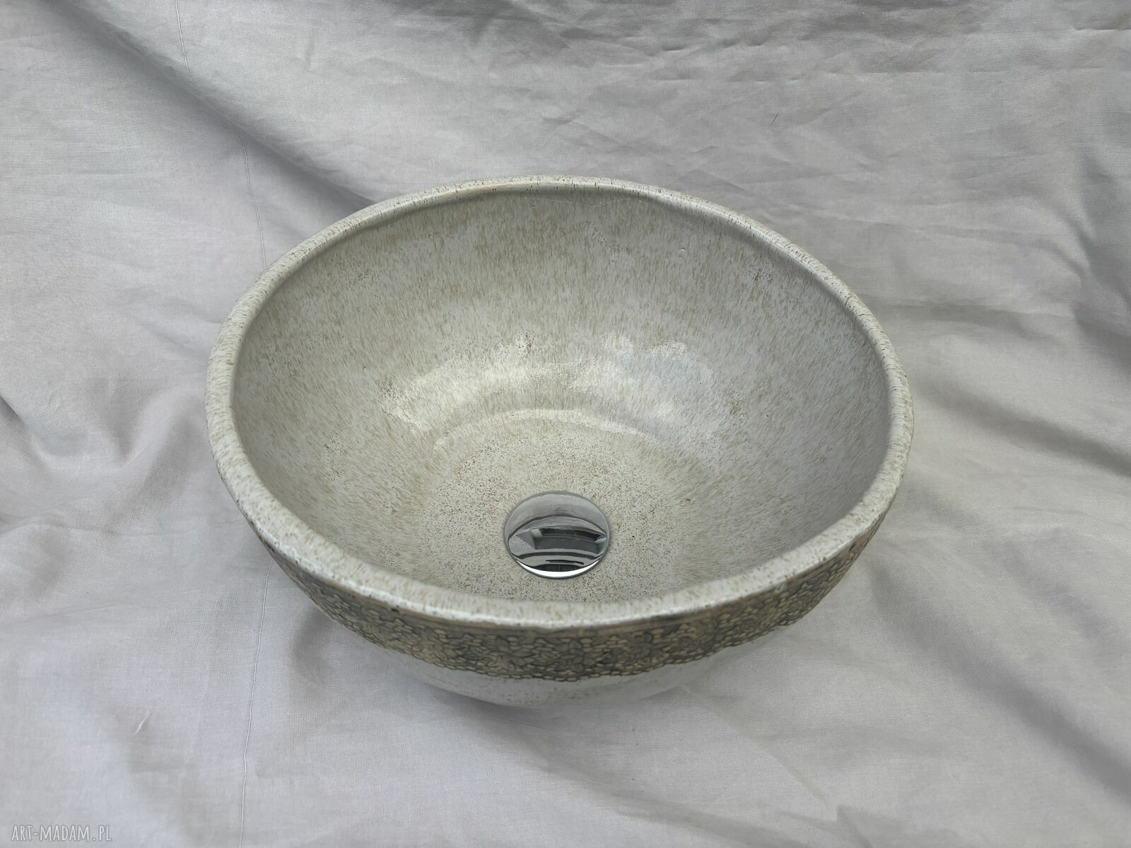 Duża umywalka ceramiczna - beżowa misa z koronką w stylu wiejskim