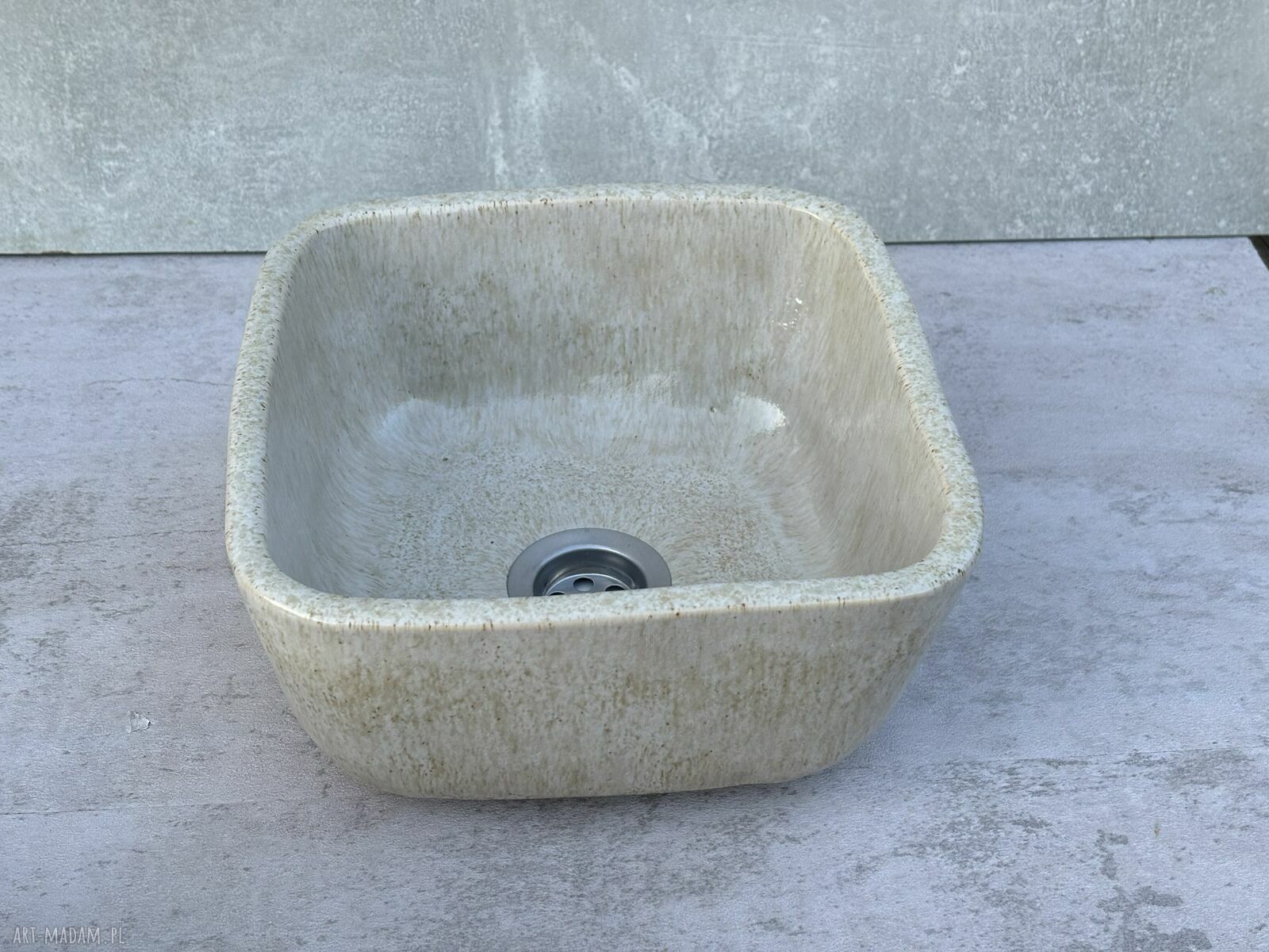 Beżowa umywalka ceramiczna handmade na blat - minimalistyczna z gliny