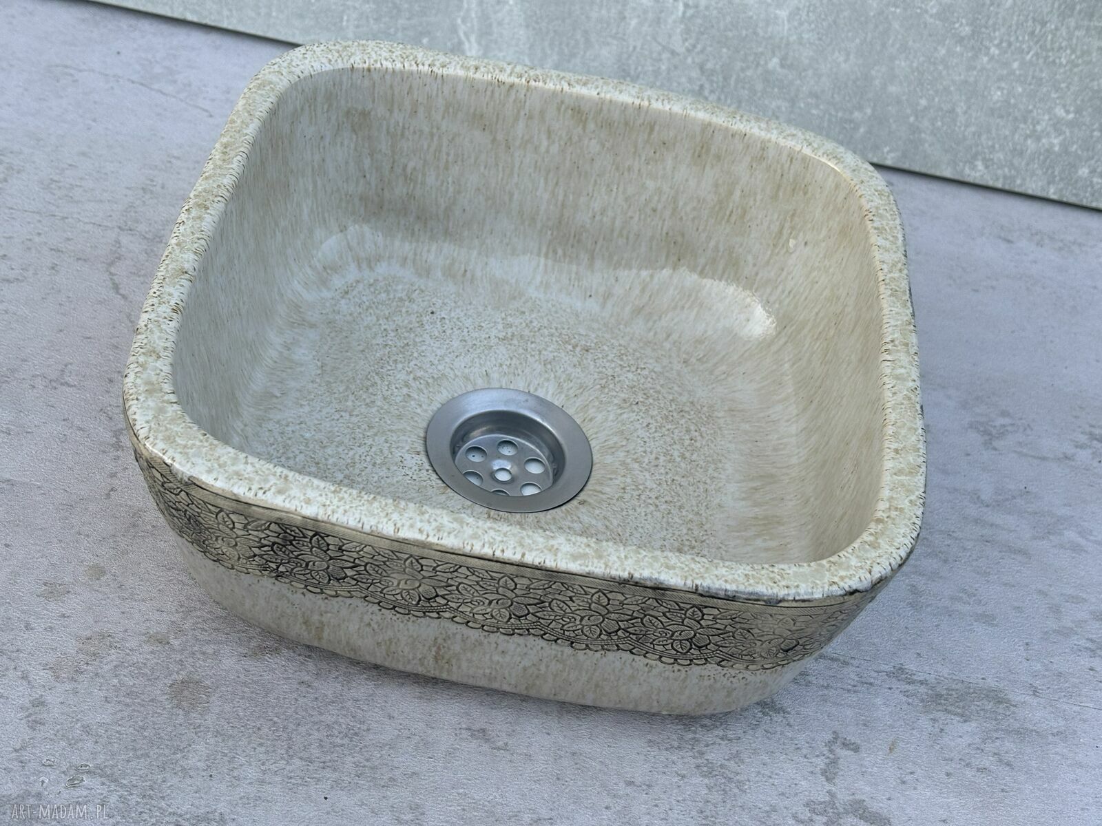 Ręcznie wykonana umywalka ceramiczna nablatowa w kolorze beżowym z motywem roślinnym