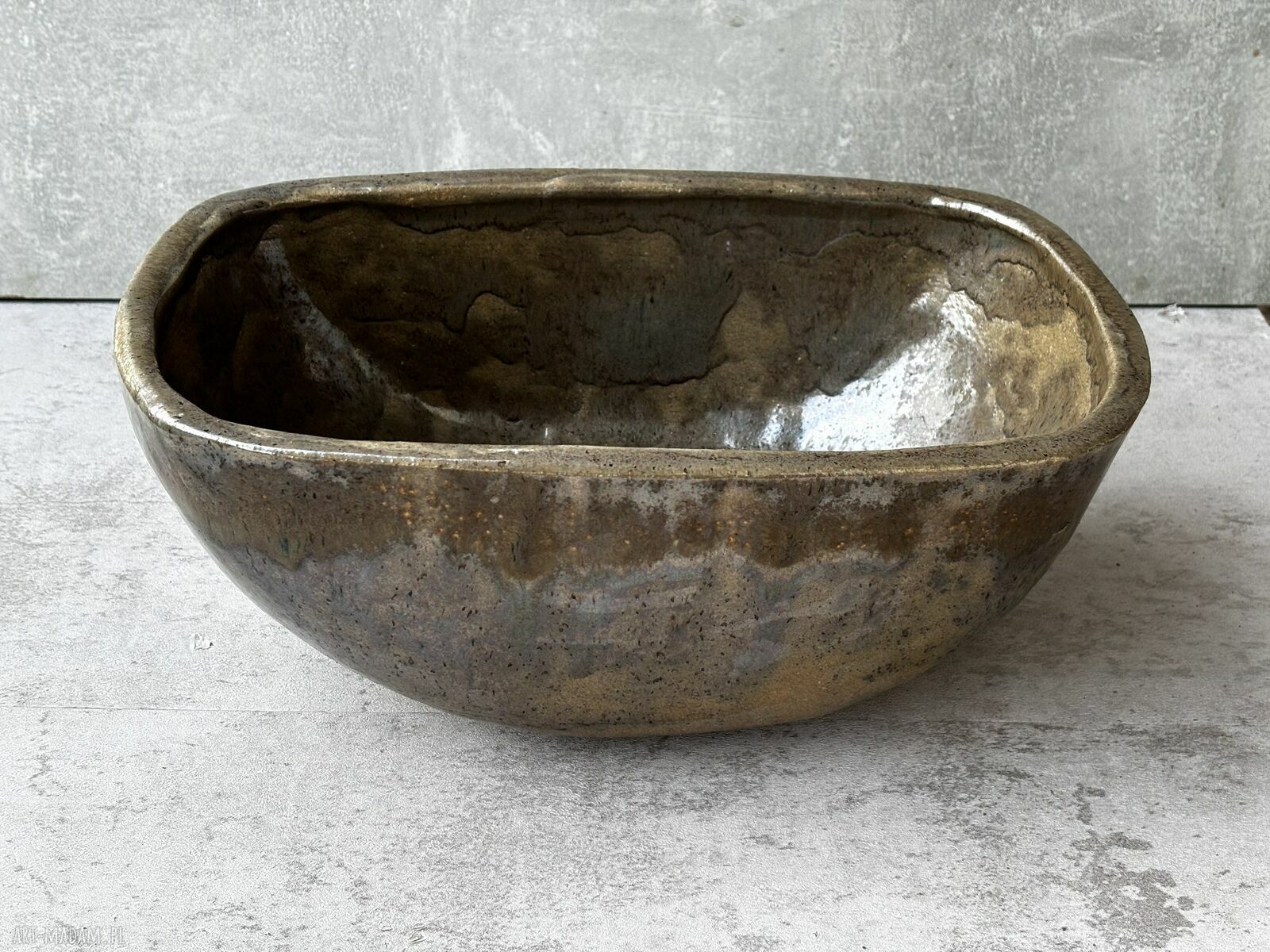 Ręcznie wykonana umywalka ceramiczna w stylu rustykalnym