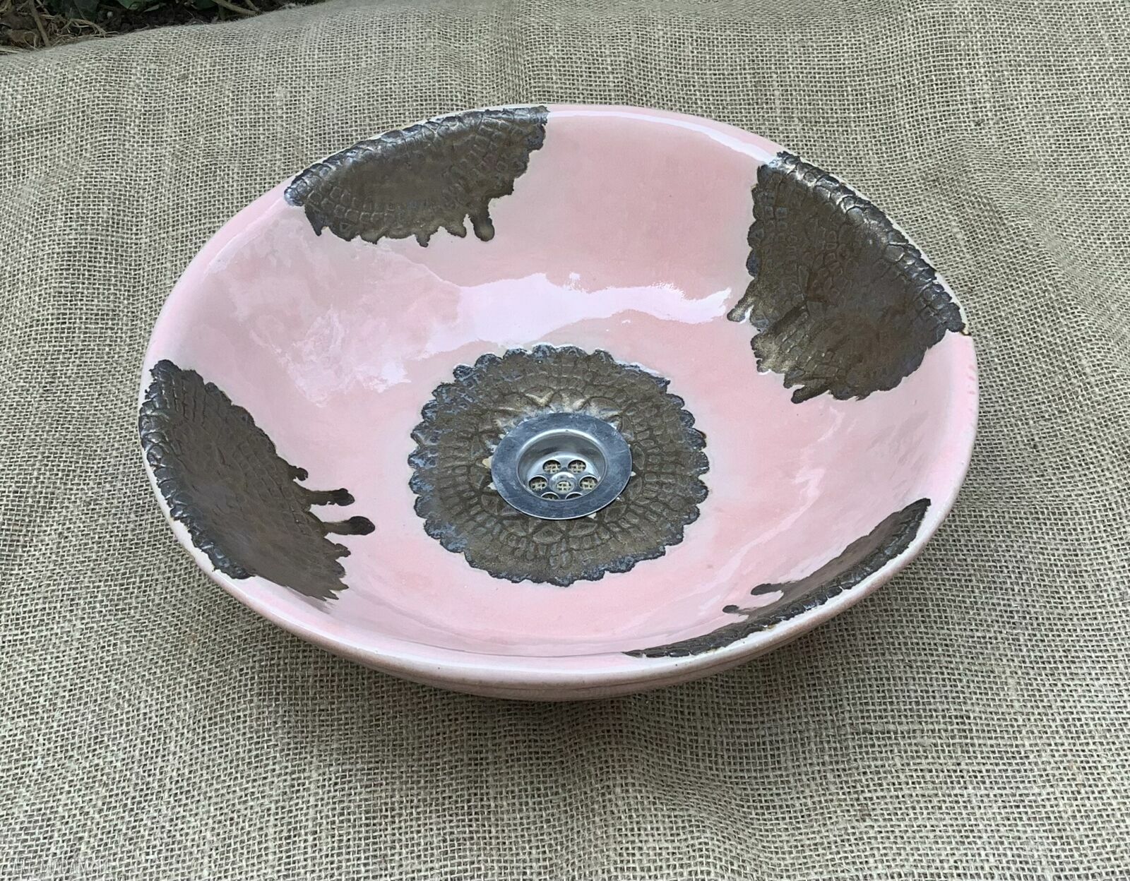 Różowa umywalka ceramiczna nablatowa - ręcznie robiona z koronkowym zdobieniem