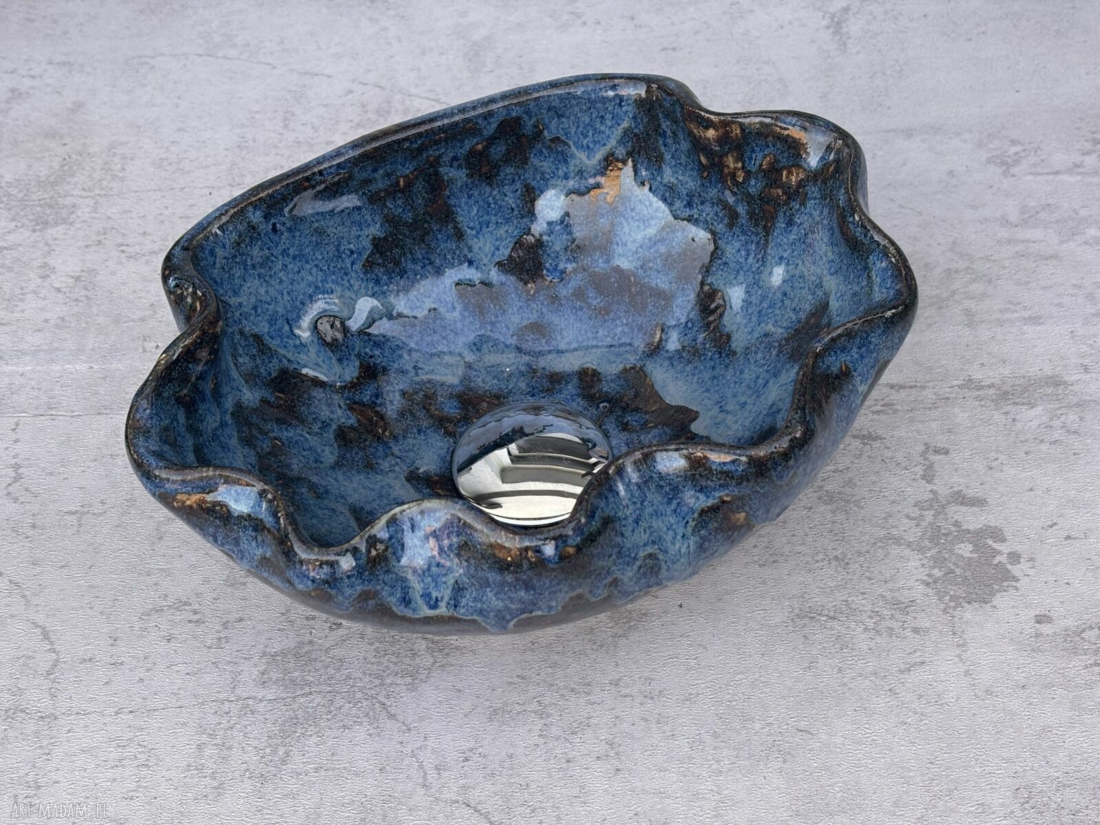 Ręcznie robiona umywalka ceramiczna w kształcie muszelki