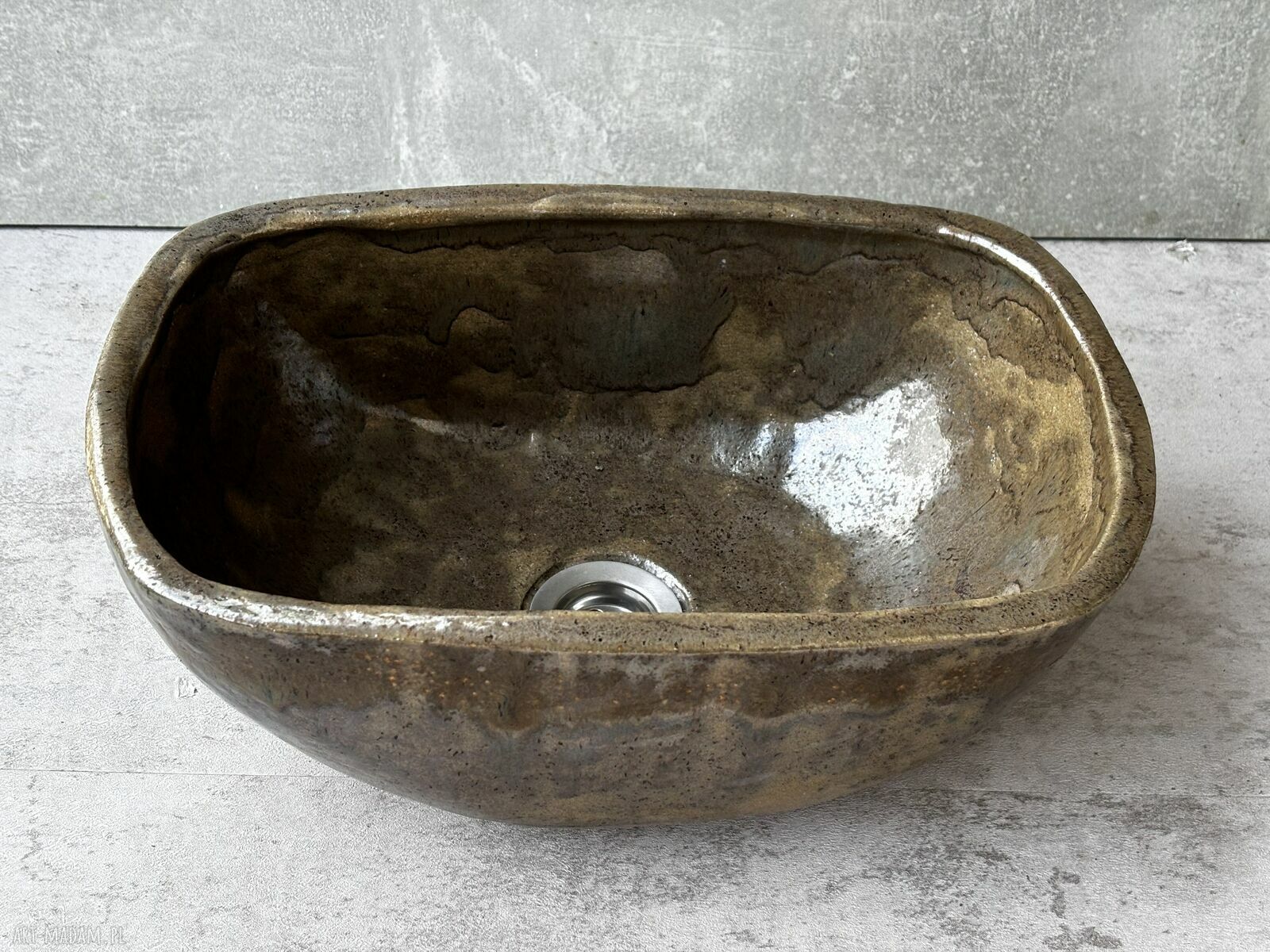 Ręcznie wykonana umywalka ceramiczna w stylu rustykalnym