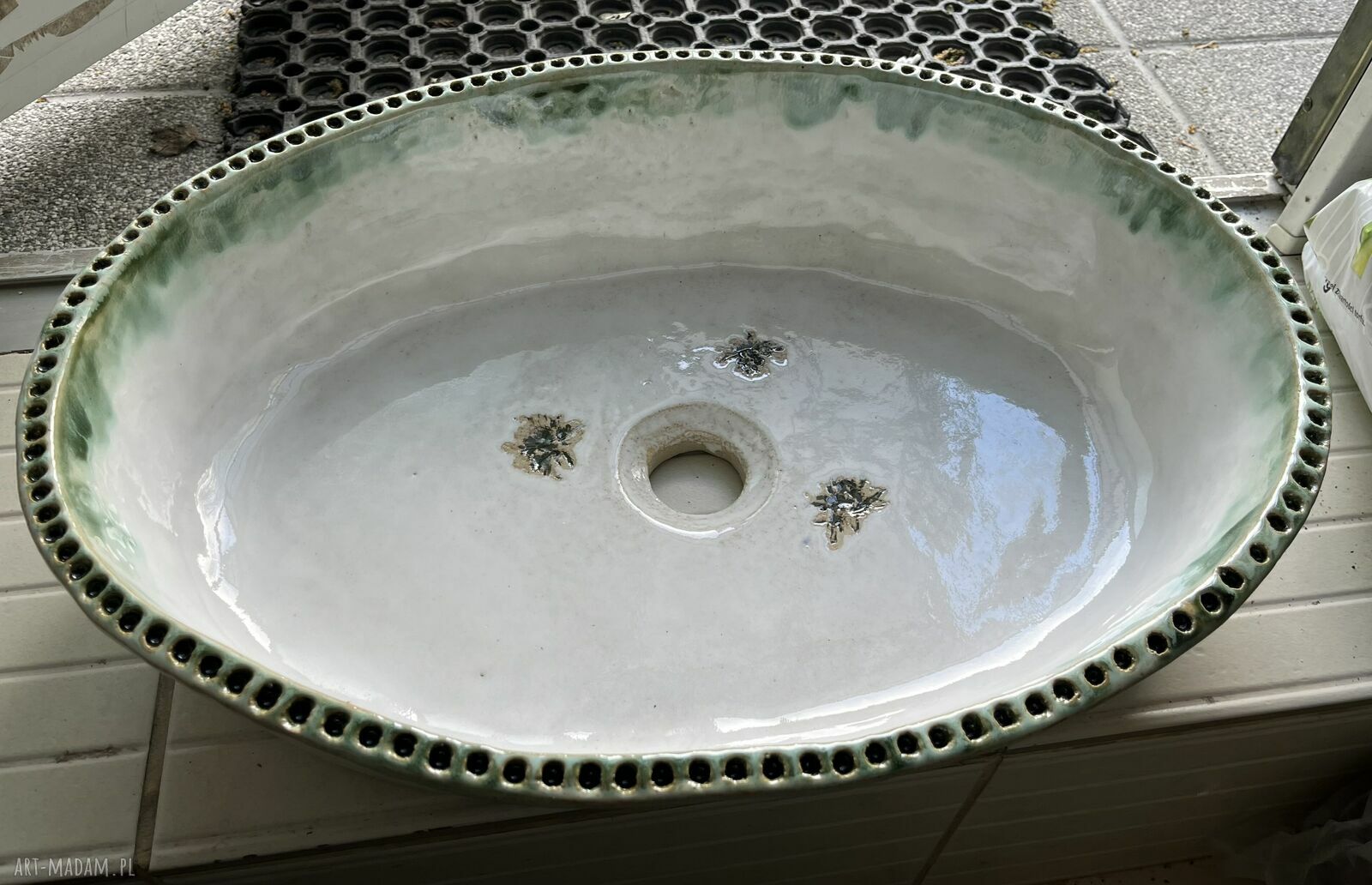 Owalna umywalka ceramiczna „Szarotki” - nablatowa, ręcznie robiona