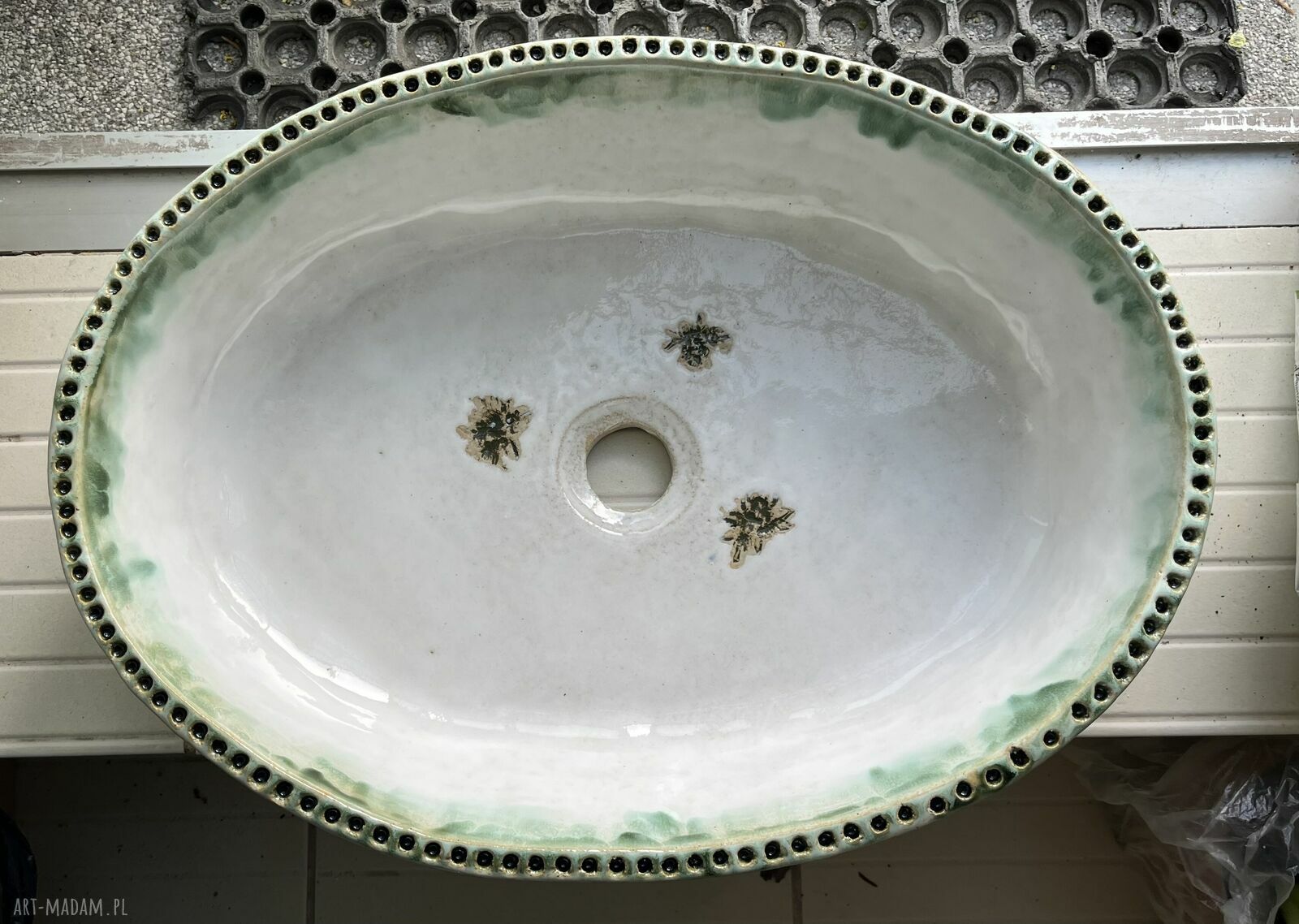 Owalna umywalka ceramiczna „Szarotki” - nablatowa, ręcznie robiona