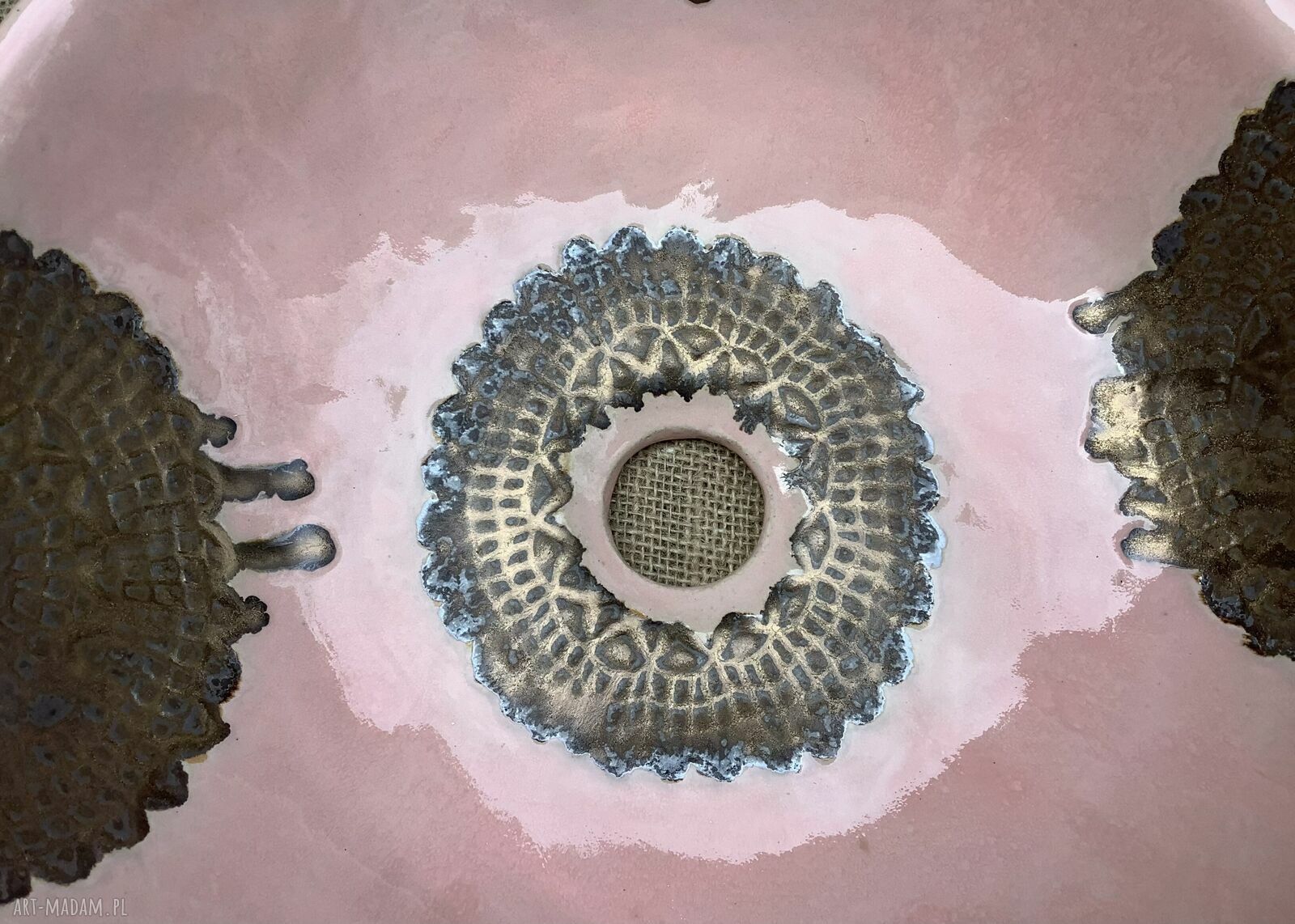 Różowa umywalka ceramiczna nablatowa - ręcznie robiona z koronkowym zdobieniem