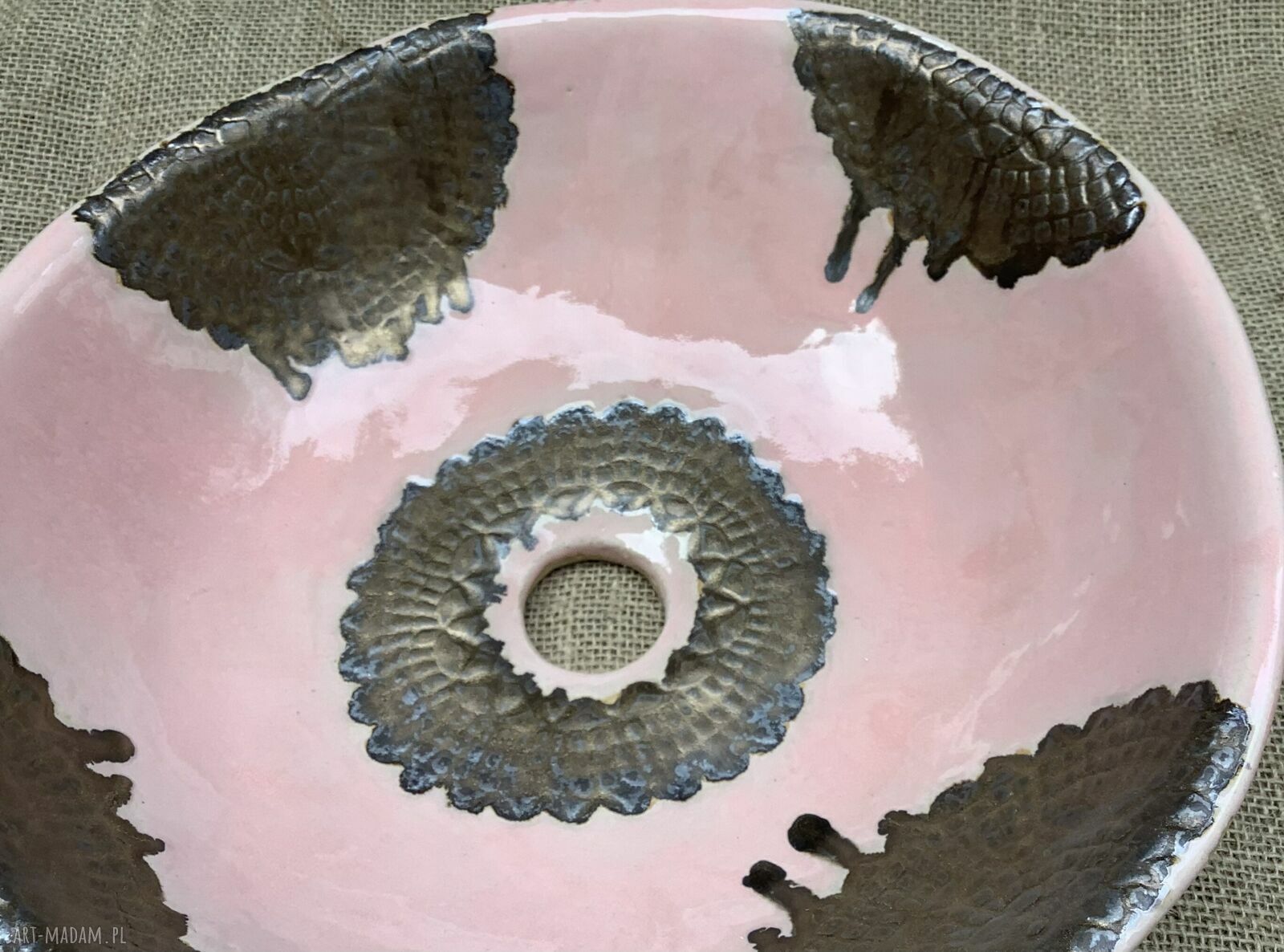 Różowa umywalka ceramiczna nablatowa - ręcznie robiona z koronkowym zdobieniem