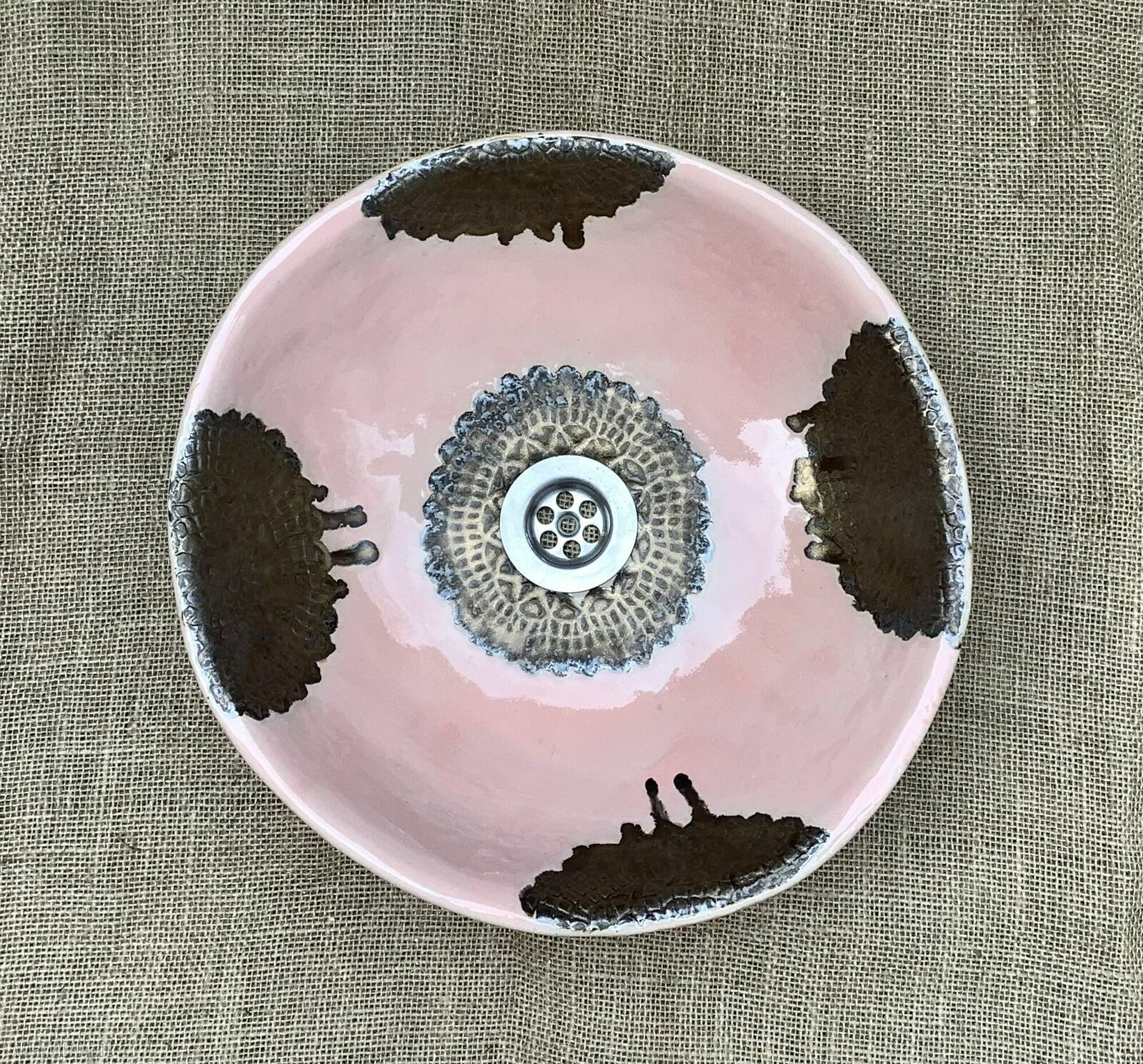 Różowa umywalka ceramiczna nablatowa - ręcznie robiona z koronkowym zdobieniem