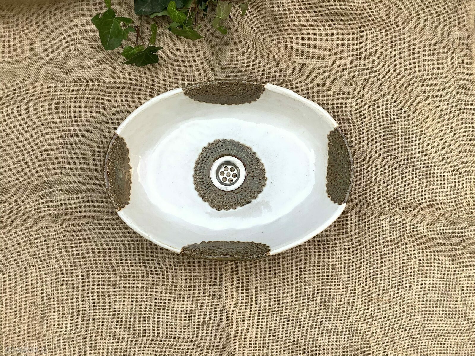 Owalna umywalka ceramiczna nablatowa - ręcznie szkliwiona z koronkowymi zdobieniami
