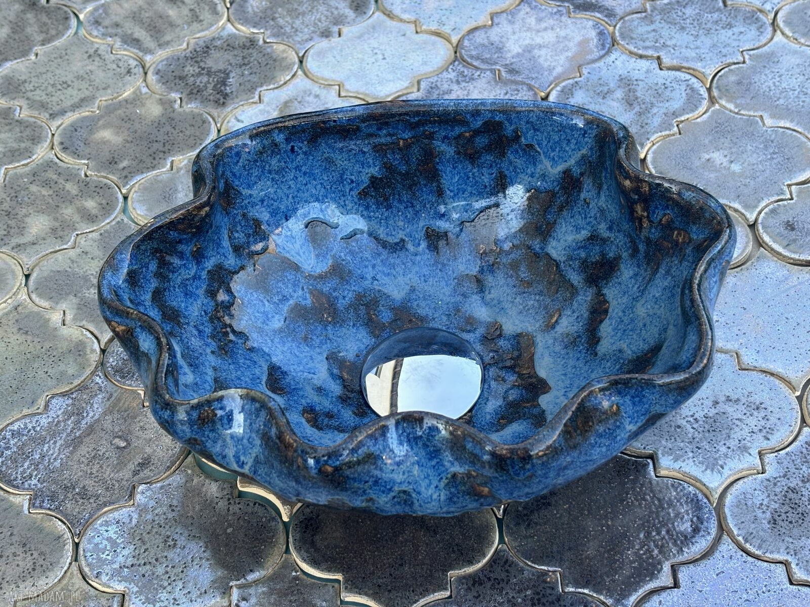Ręcznie robiona umywalka ceramiczna w kształcie muszelki