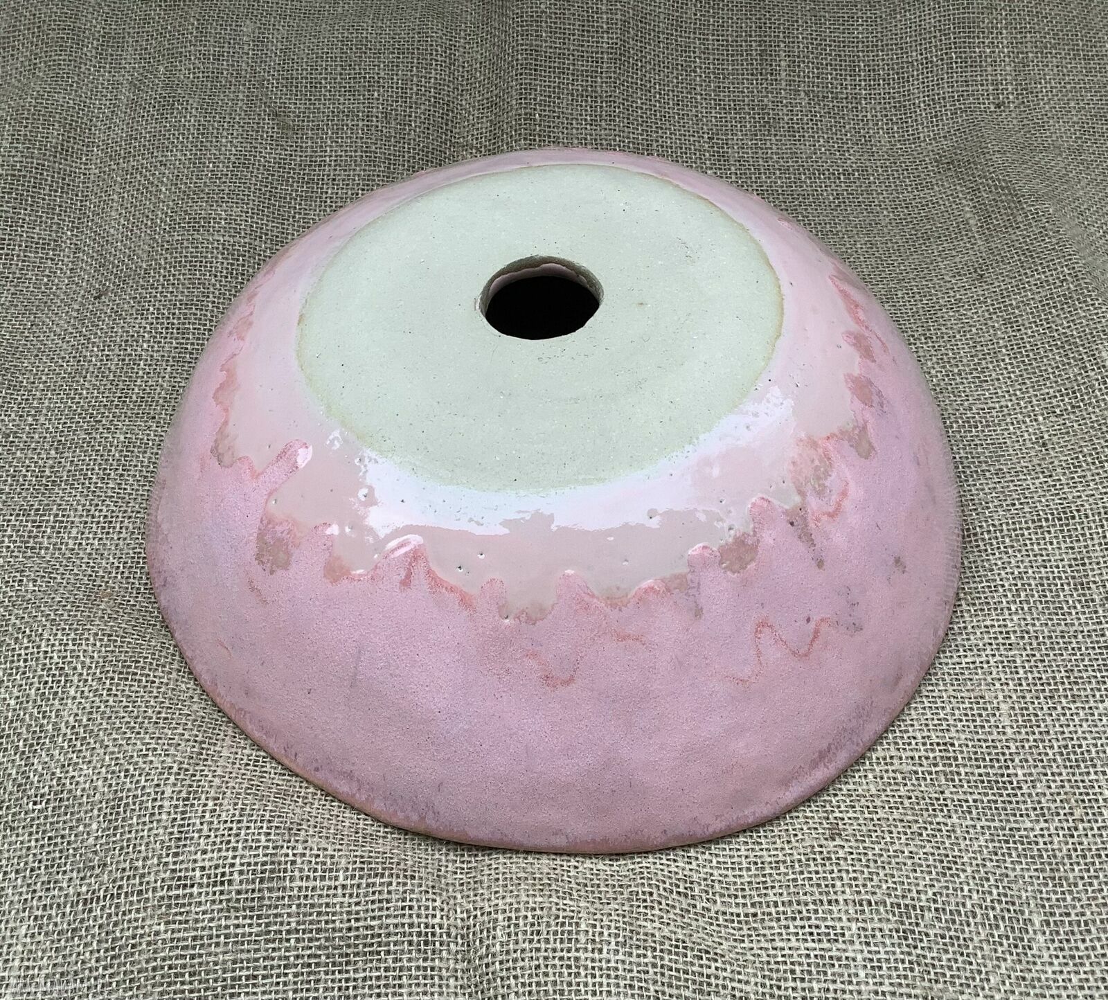 Różowa umywalka ceramiczna nablatowa - ręcznie robiona z koronkowym zdobieniem