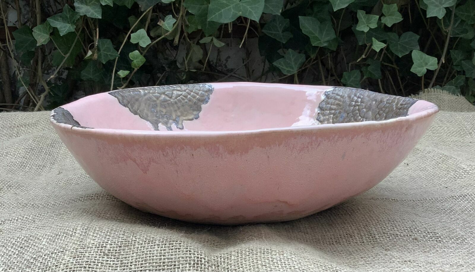 Różowa umywalka ceramiczna nablatowa - ręcznie robiona z koronkowym zdobieniem
