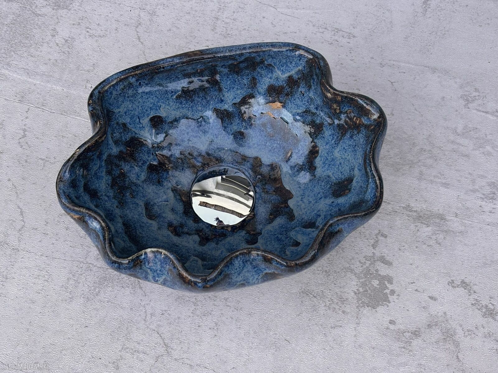 Ręcznie robiona umywalka ceramiczna w kształcie muszelki