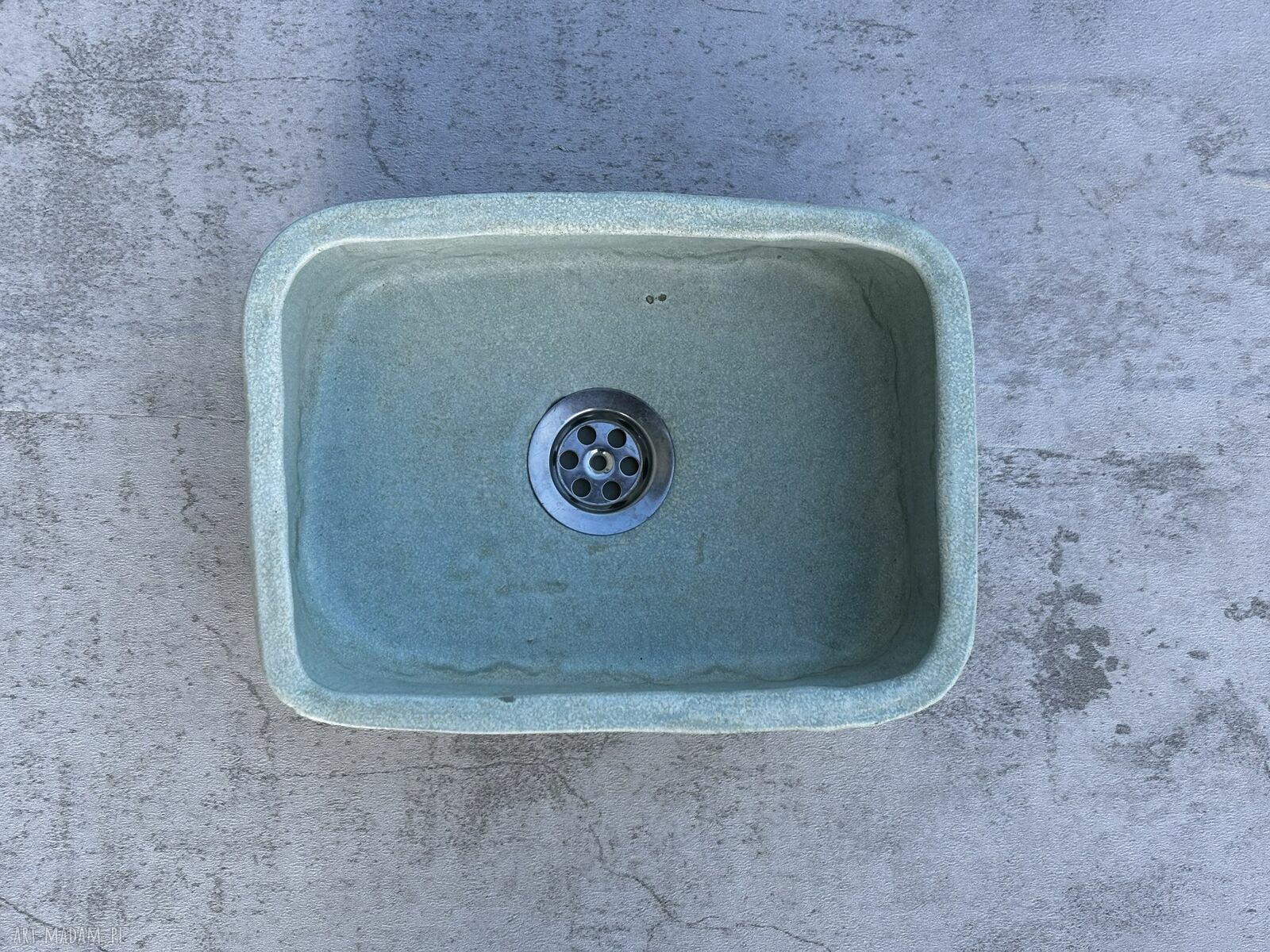Szałwiowa umywalka ceramiczna handmade do łazienki w rustykalnym stylu