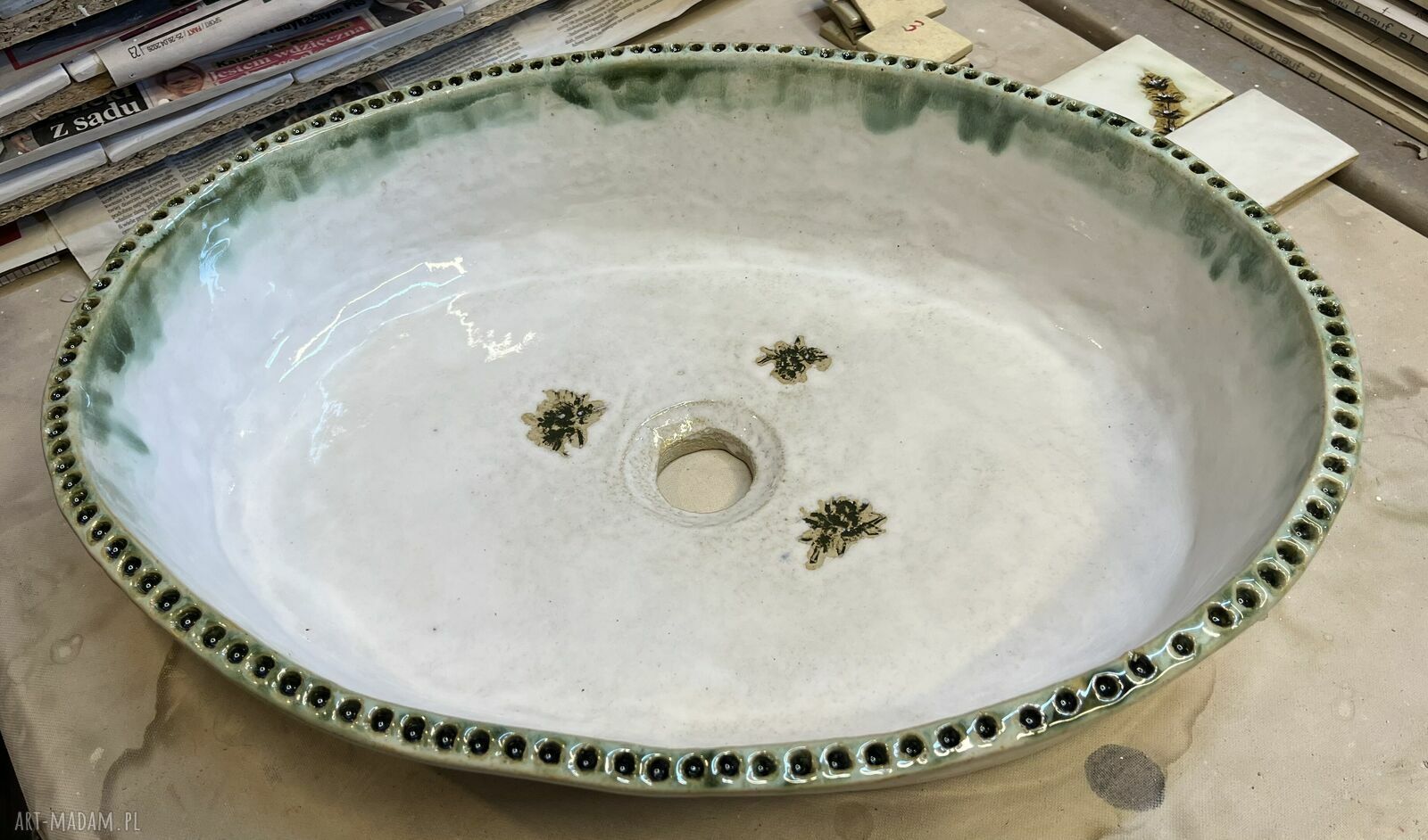Owalna umywalka ceramiczna „Szarotki” - nablatowa, ręcznie robiona
