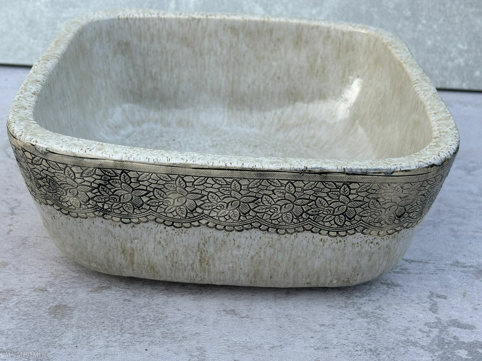 Ręcznie wykonana umywalka ceramiczna nablatowa w kolorze beżowym z motywem roślinnym