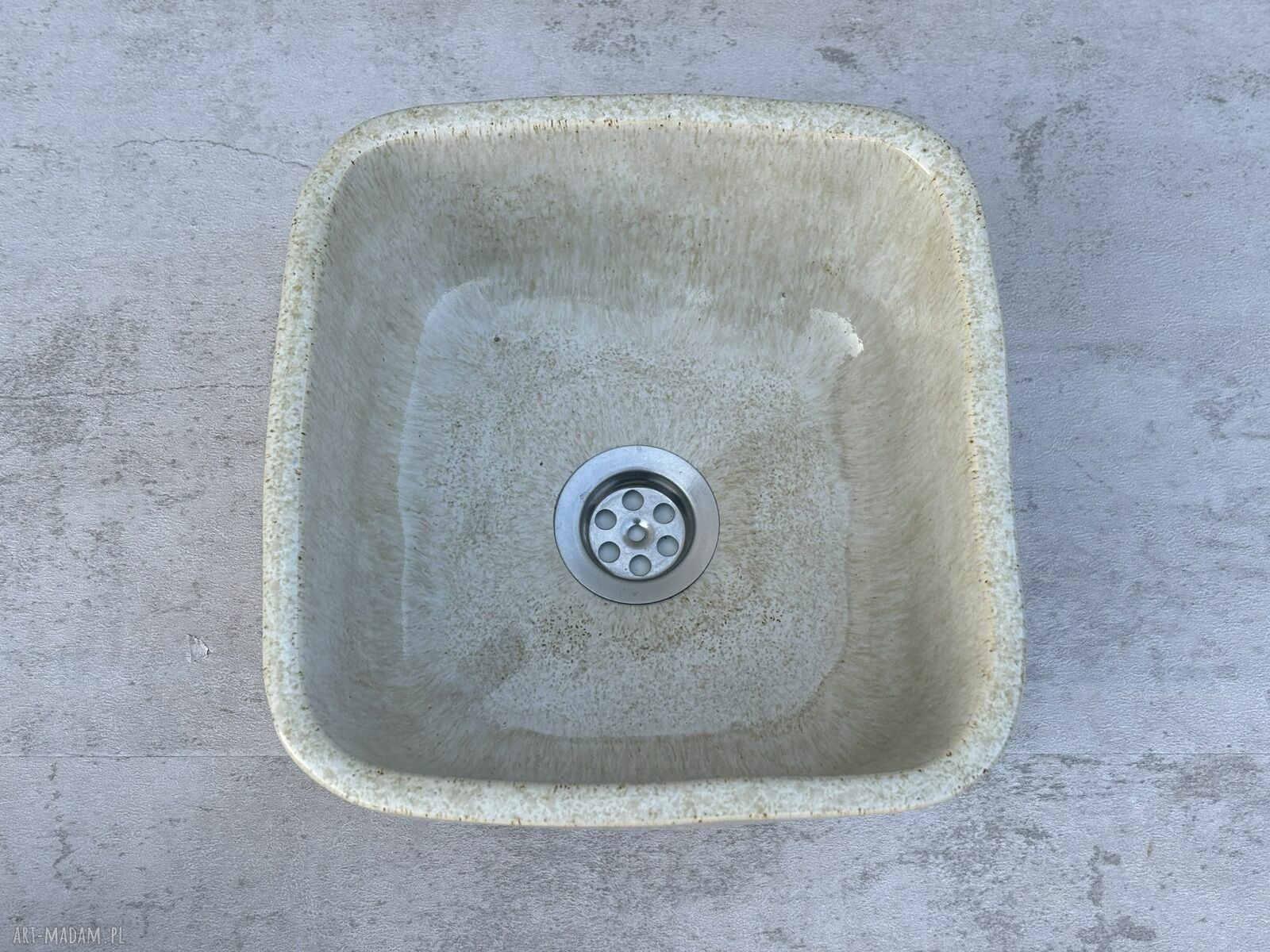Beżowa umywalka ceramiczna handmade na blat - minimalistyczna z gliny