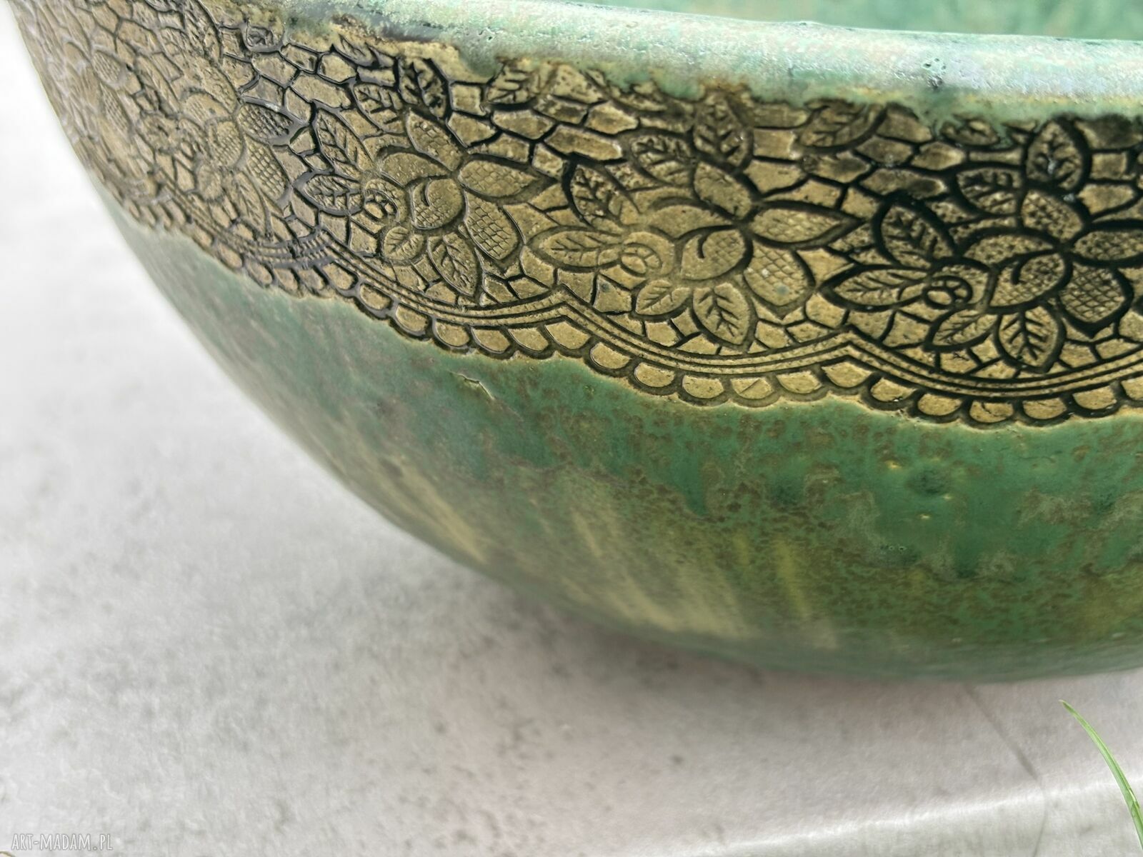 Umywalka ceramiczna z koronką w stylu wiejskim