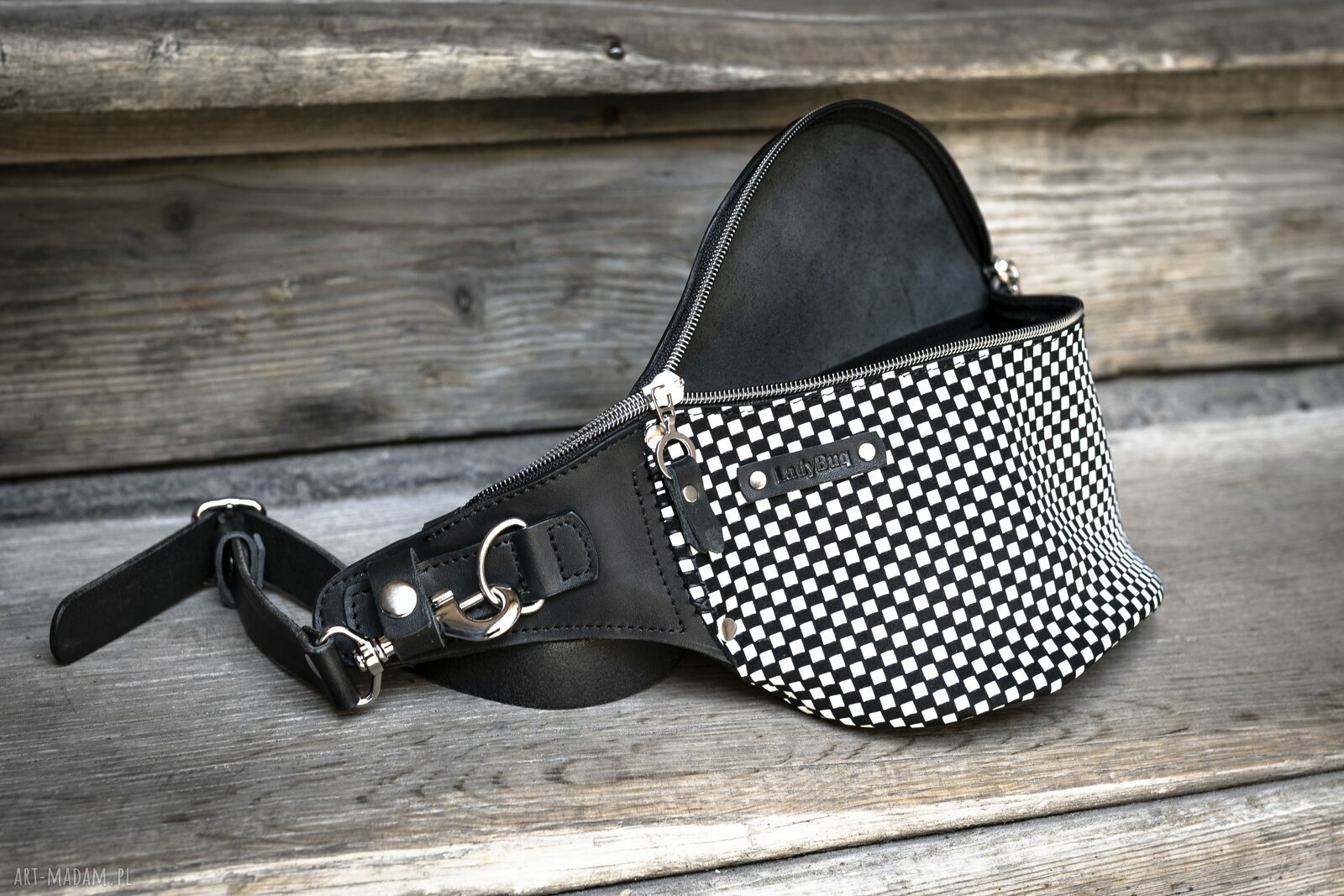 Ręcznie robiona skórzana nerka w kratę (szachownicę) - czarno-biała