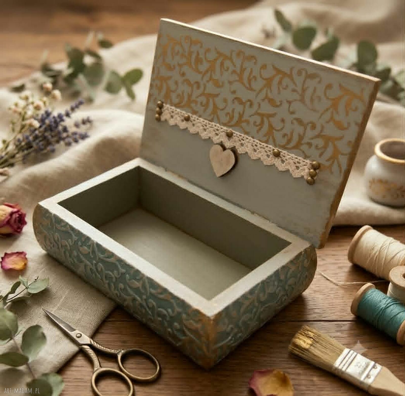 Turkusowa szkatułka decoupage z kwiatowym motywem