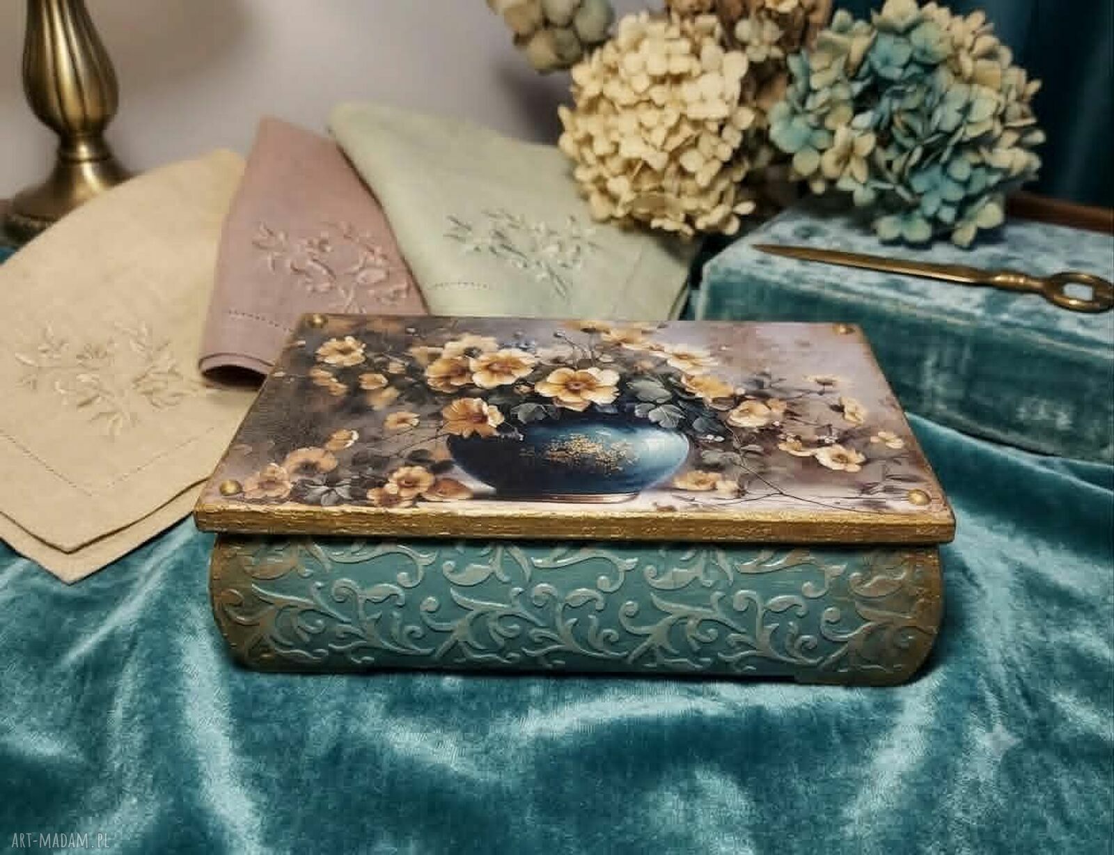 Turkusowa szkatułka decoupage z kwiatowym motywem