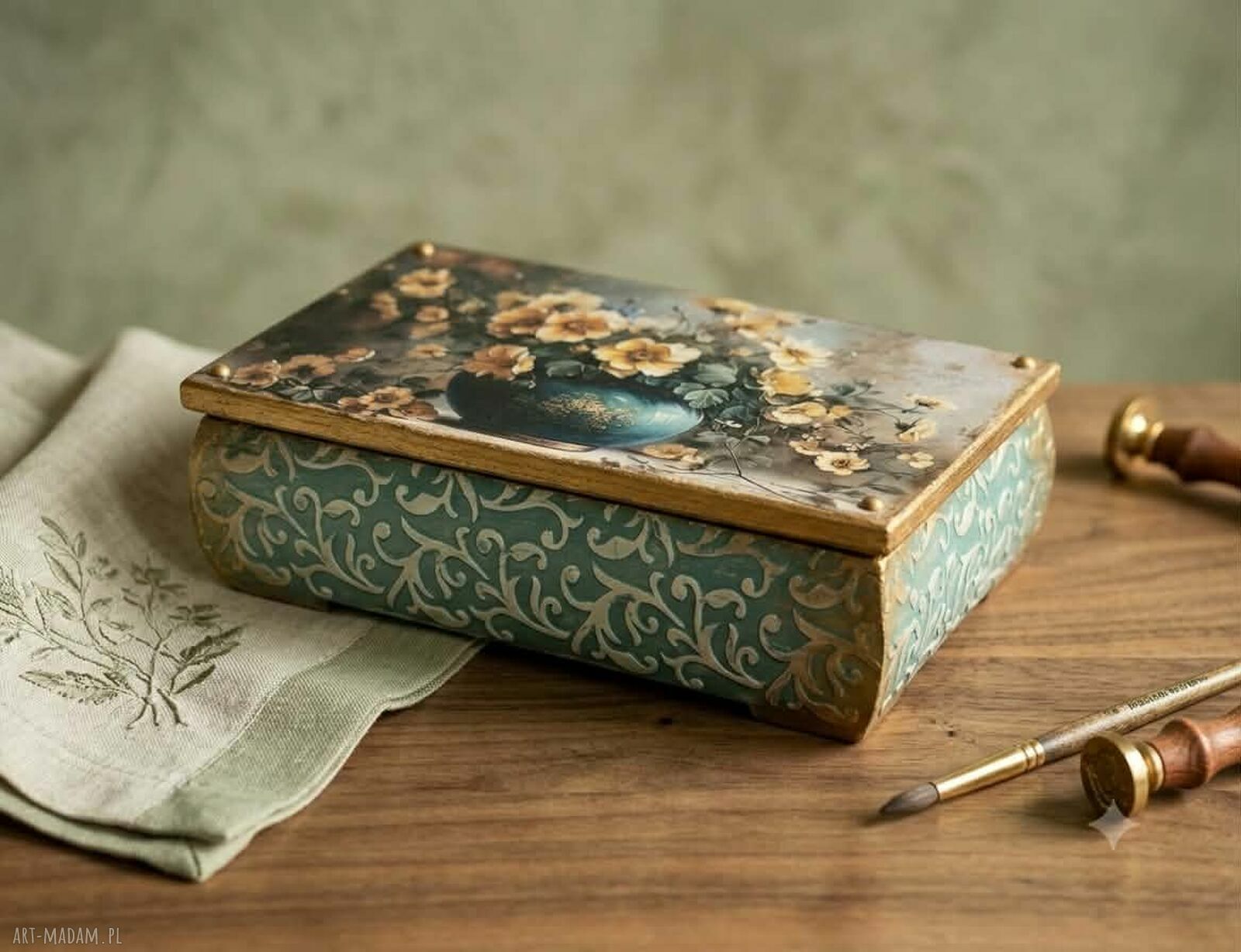 Turkusowa szkatułka decoupage z kwiatowym motywem