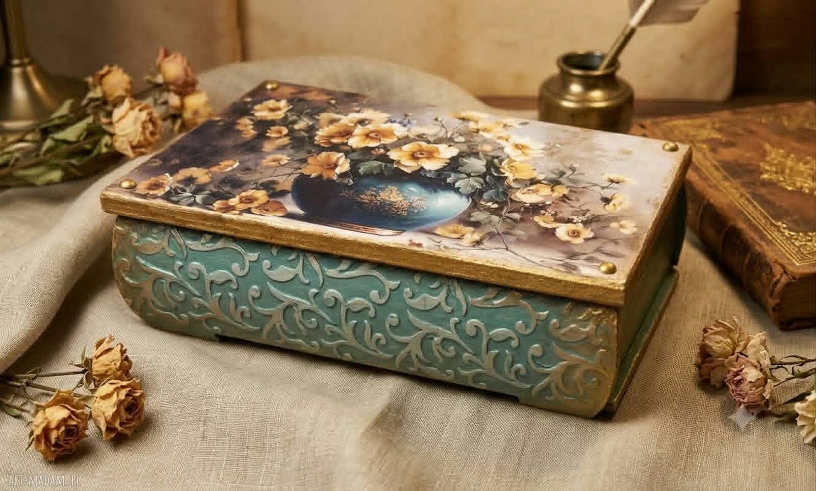 Turkusowa szkatułka decoupage z kwiatowym motywem