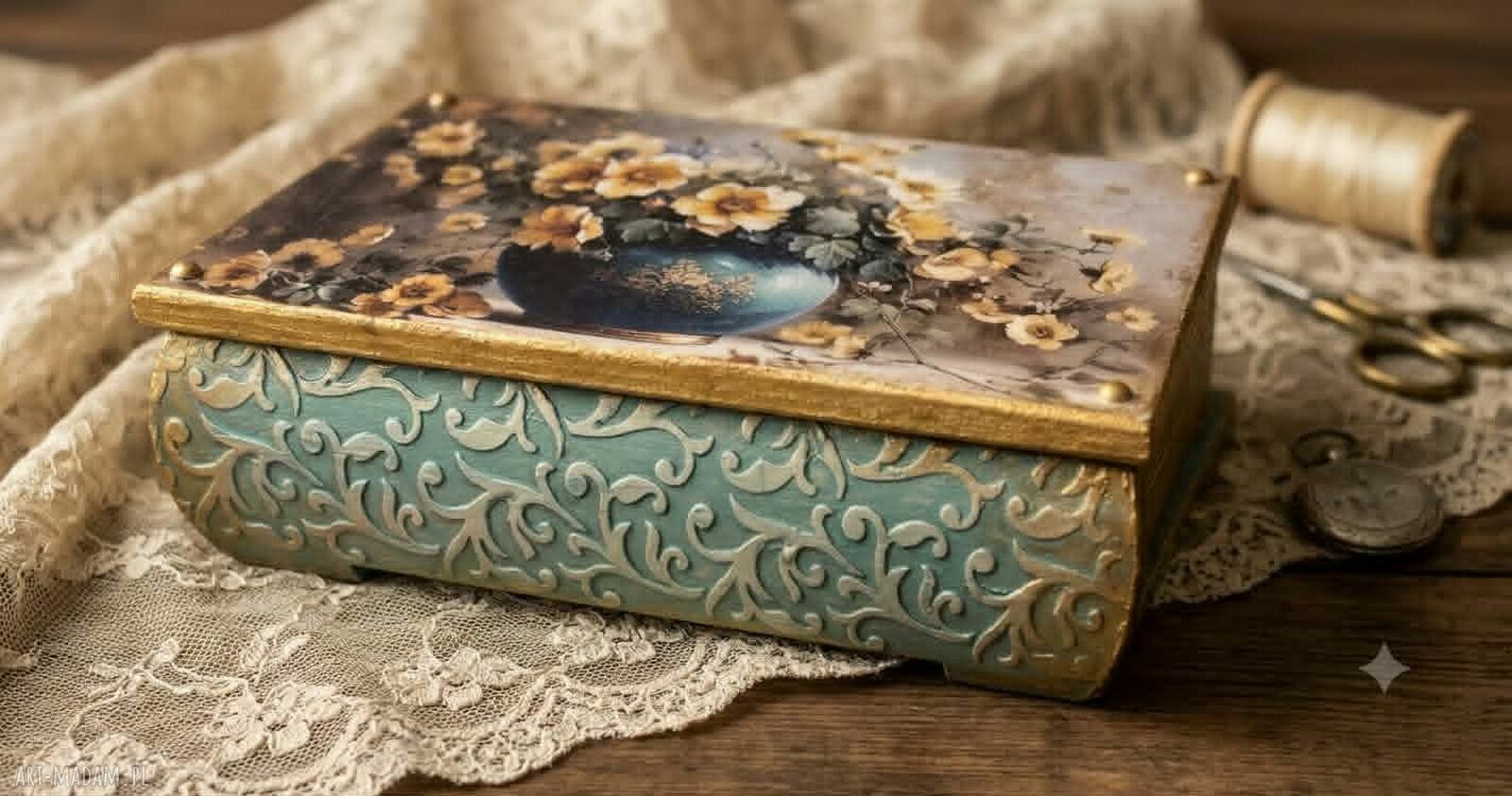 Turkusowa szkatułka decoupage z kwiatowym motywem