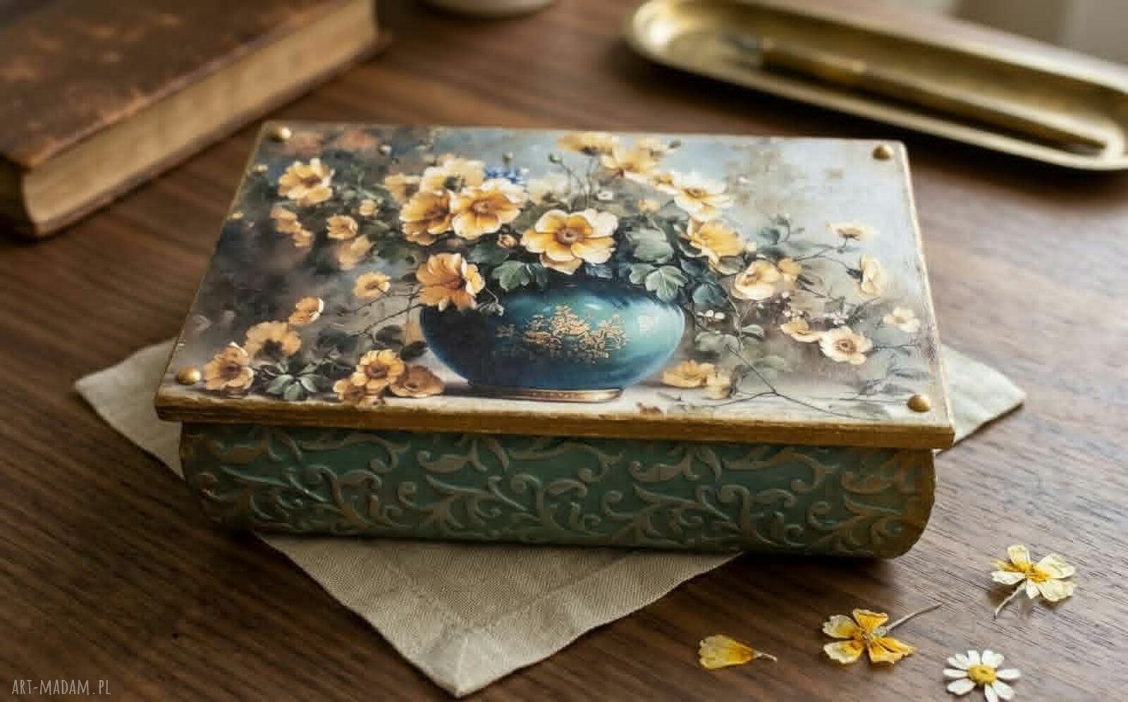 Turkusowa szkatułka decoupage z kwiatowym motywem