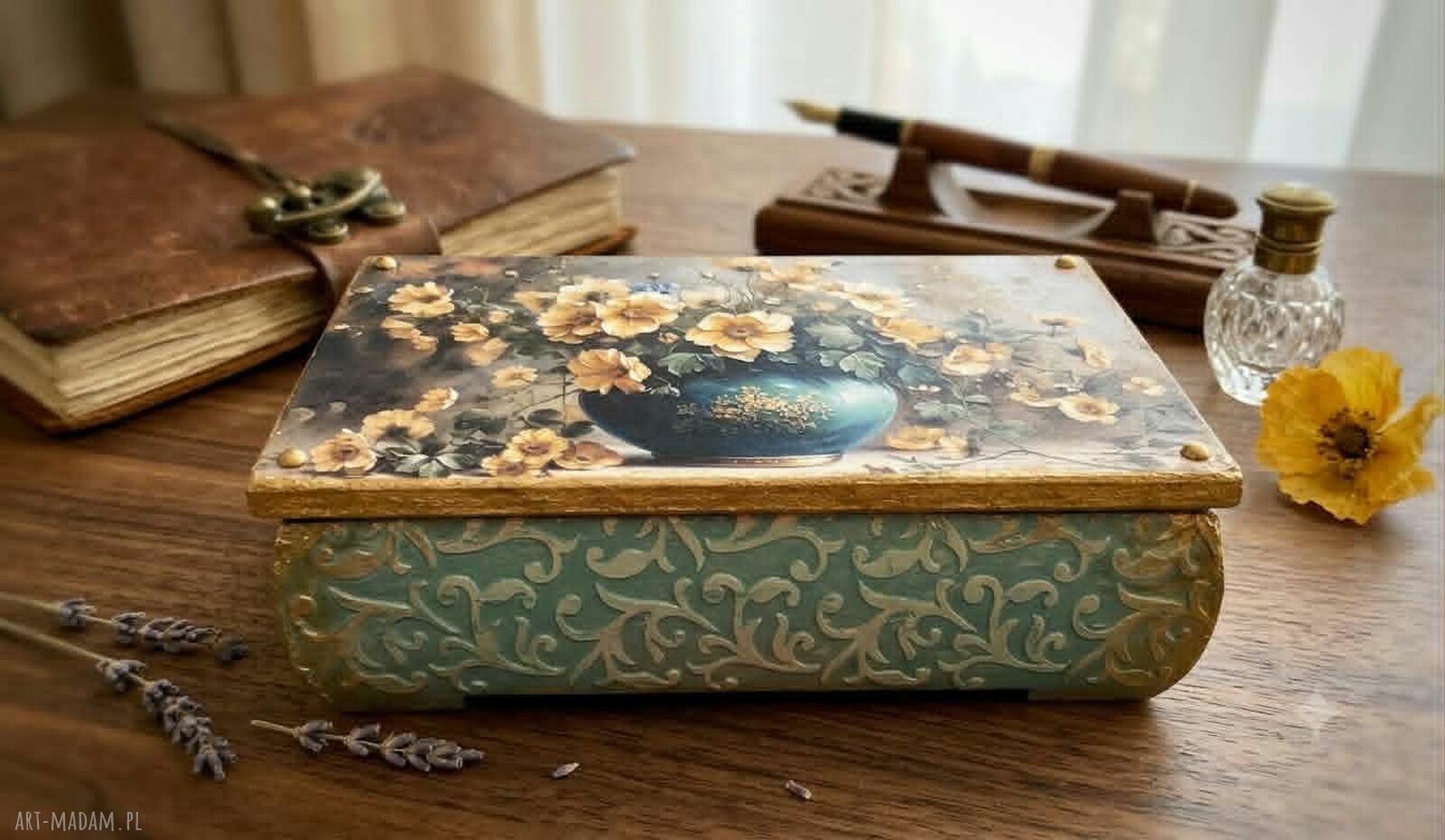 Turkusowa szkatułka decoupage z kwiatowym motywem
