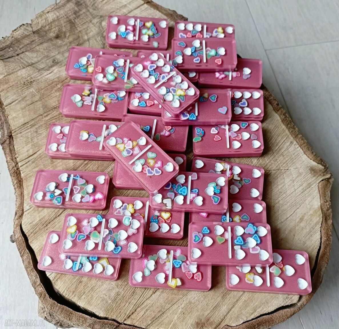 Unikatowe domino z żywicy dla zakochanych - serduszka
