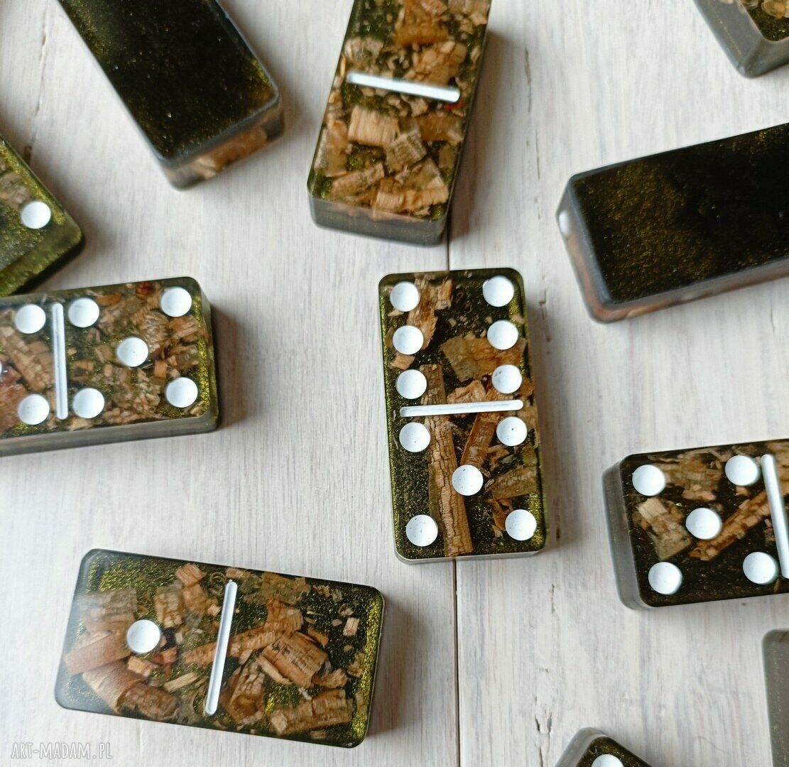 Spersonalizowane domino z żywicy ze strugami drewna - rękodzieło na prezent