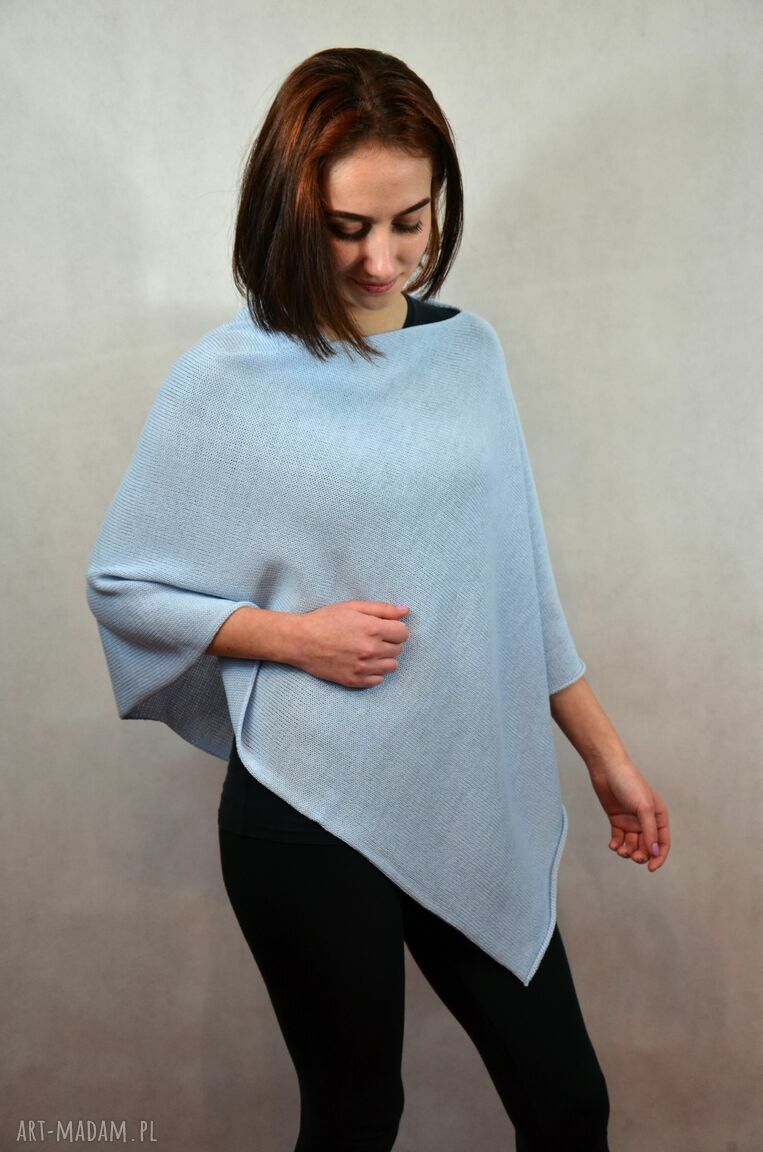 Jasnoniebieskie ponczo bluzka z dzianiny oversize ręcznie robione Hermina