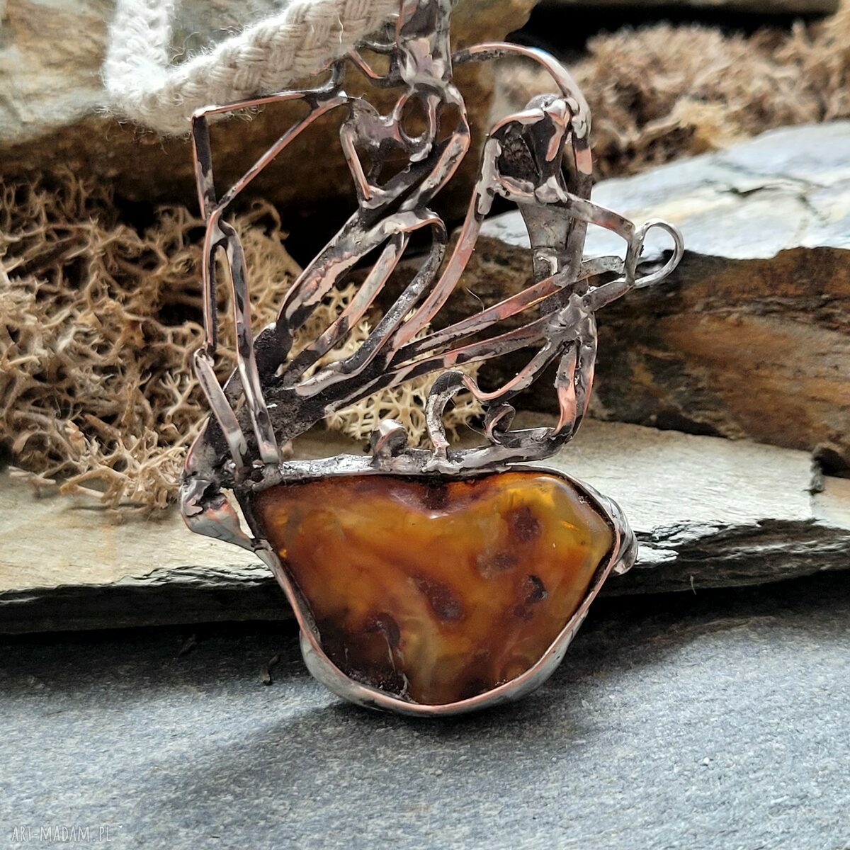 Unikatowy wisior z naturalnym bursztynem w miedzianej oprawie