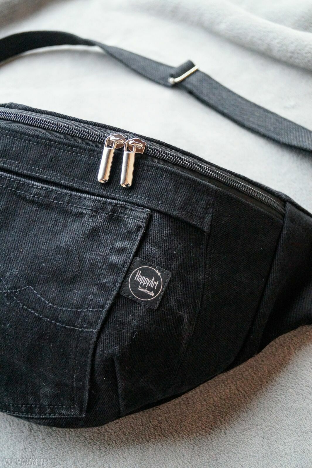 Upcyklingowa czarna jeansowa nerka XXL na ukos - zero waste